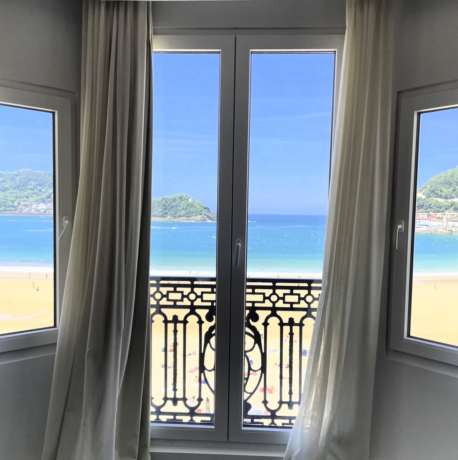 black and white bed linen