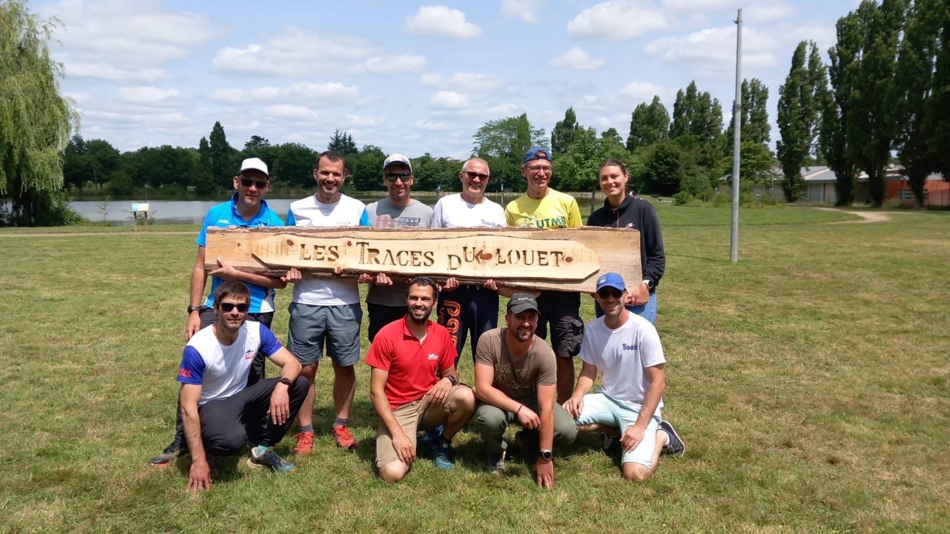 gray computer monitor