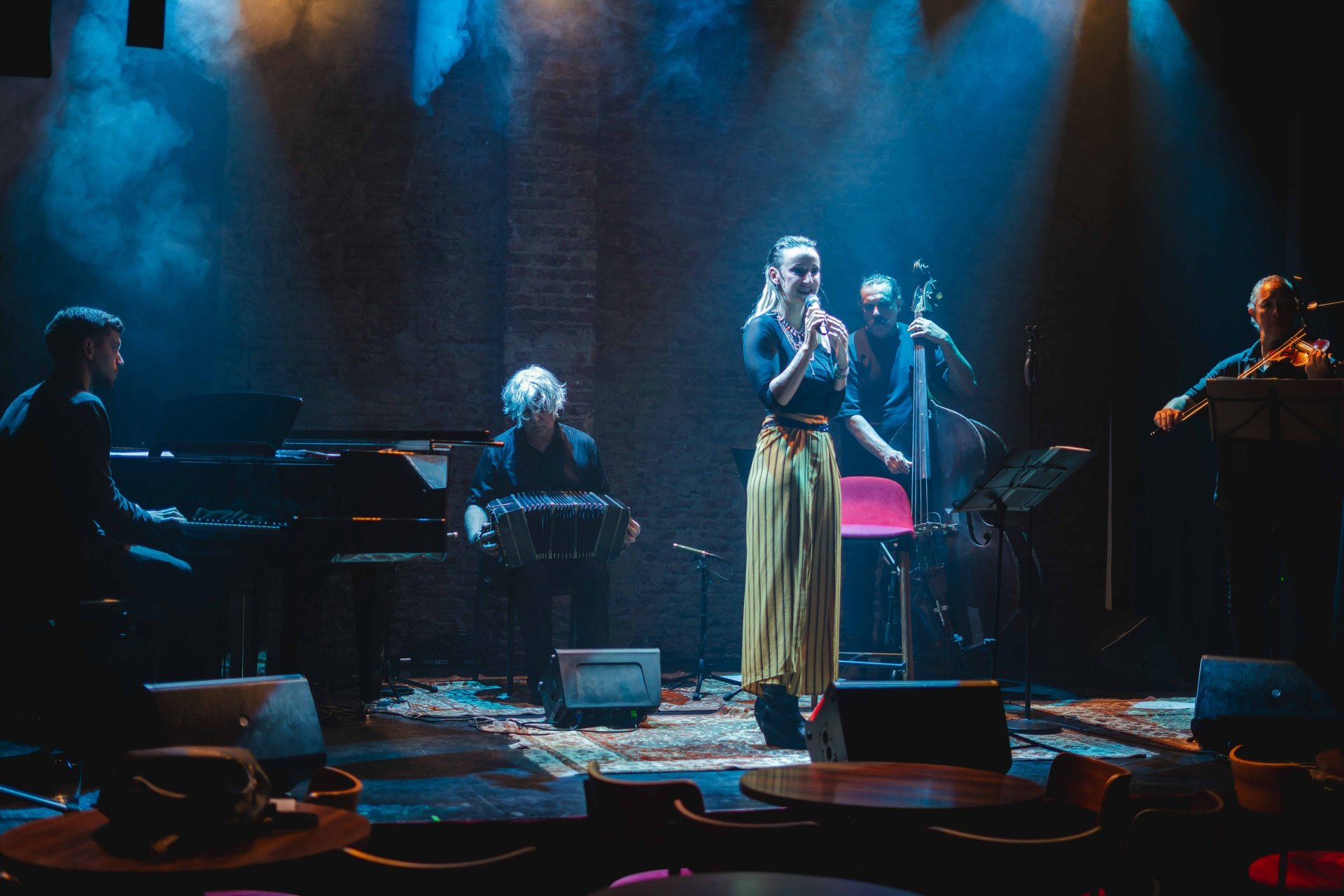 black and white bed linen