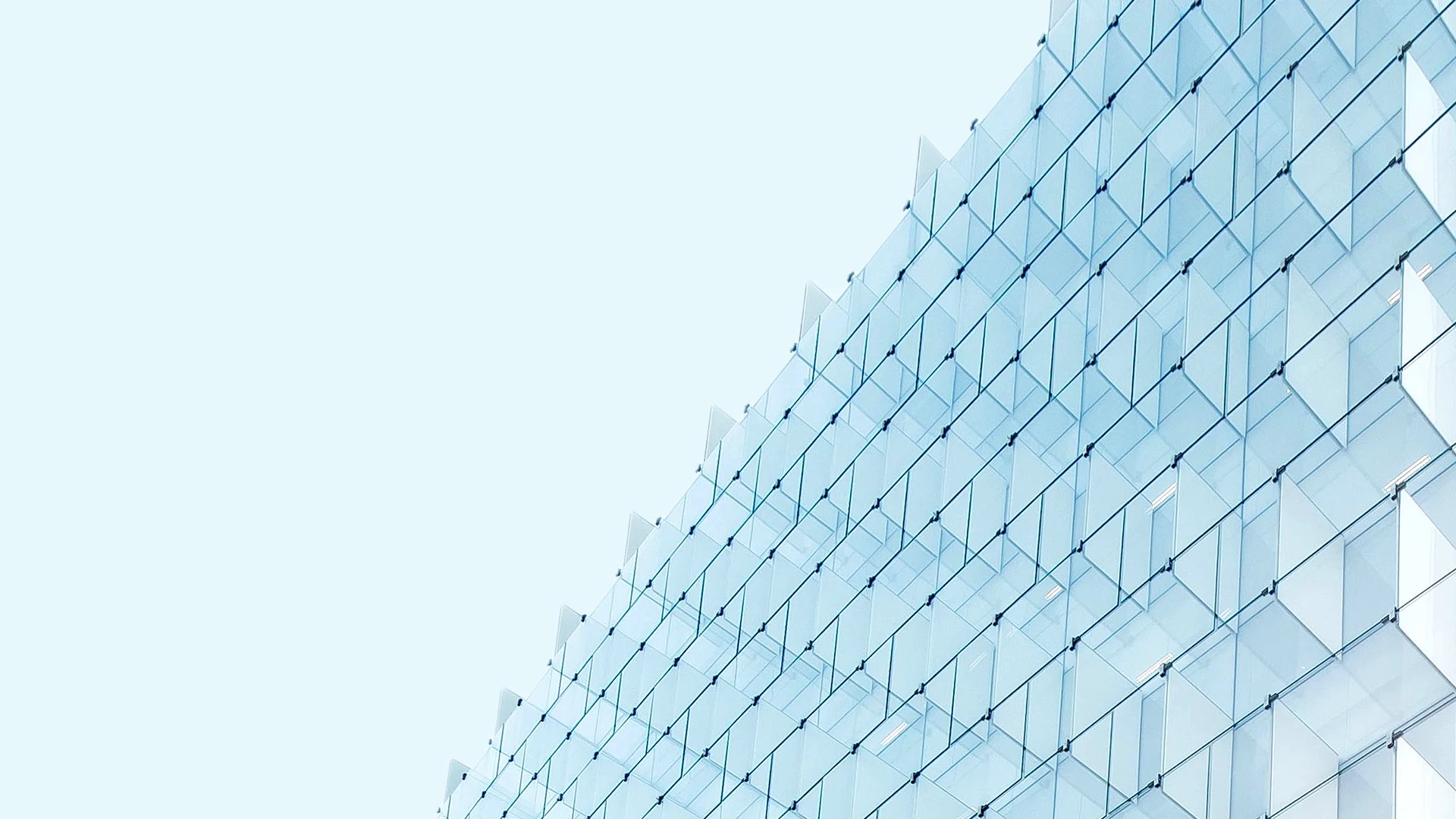 edificio con diseño minimalista creado con vidrio en la fachada