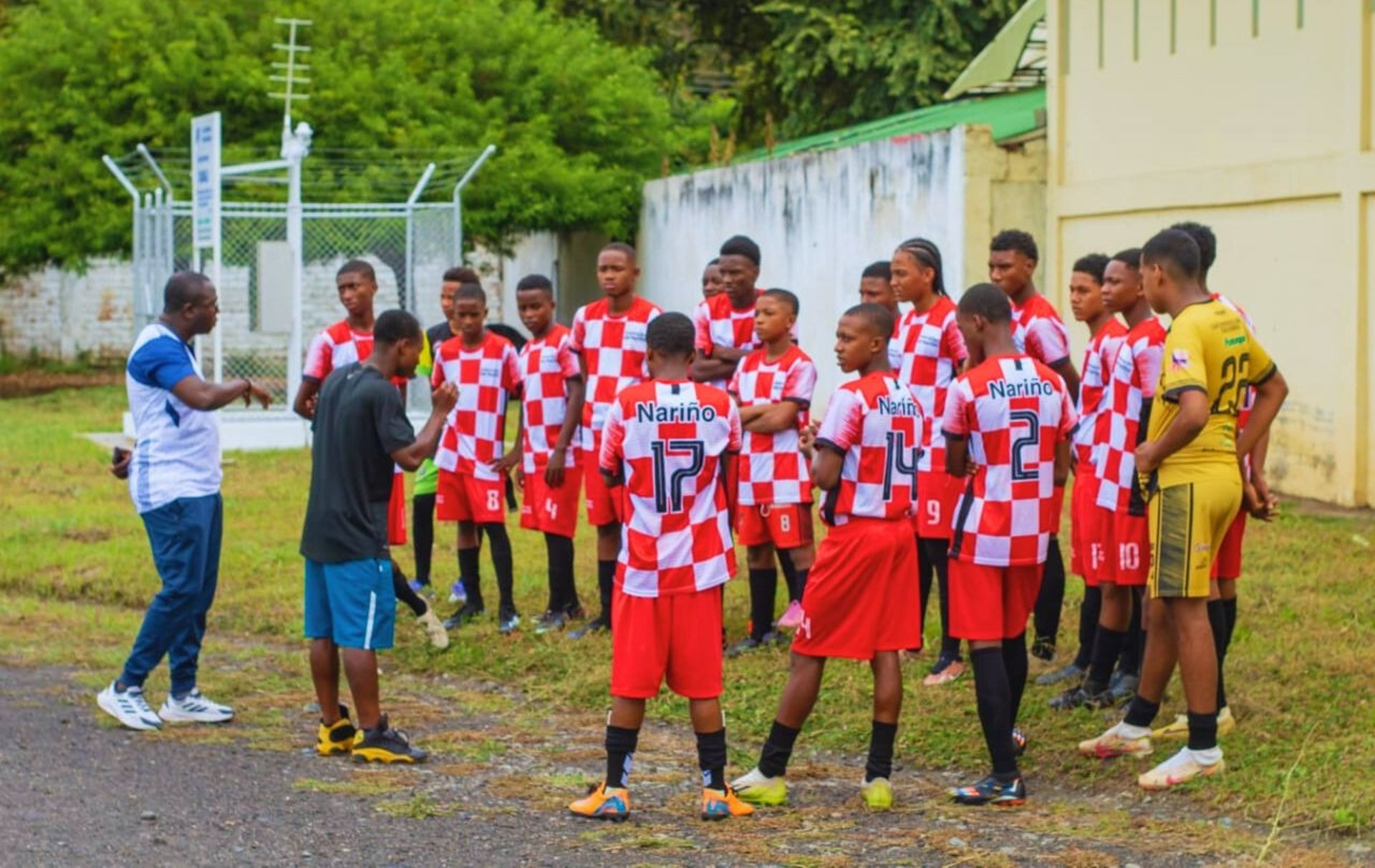 gray computer monitor