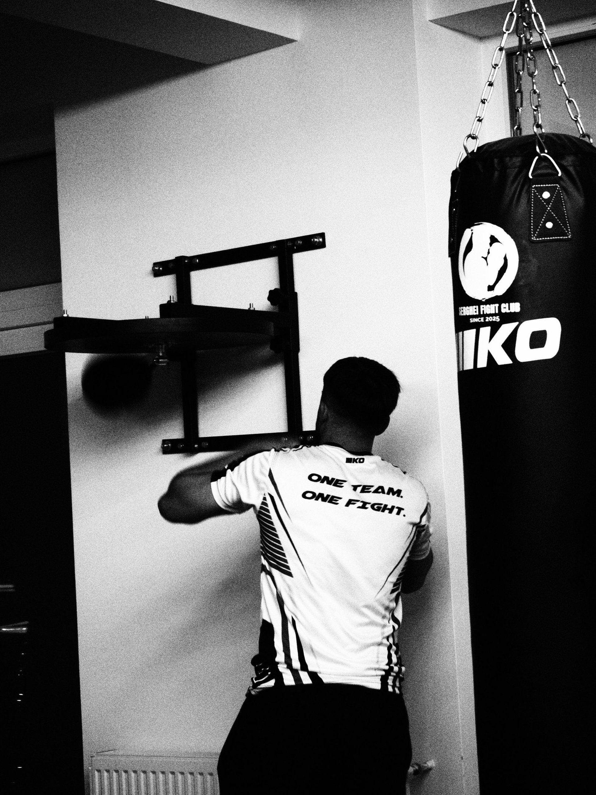 gray computer monitor