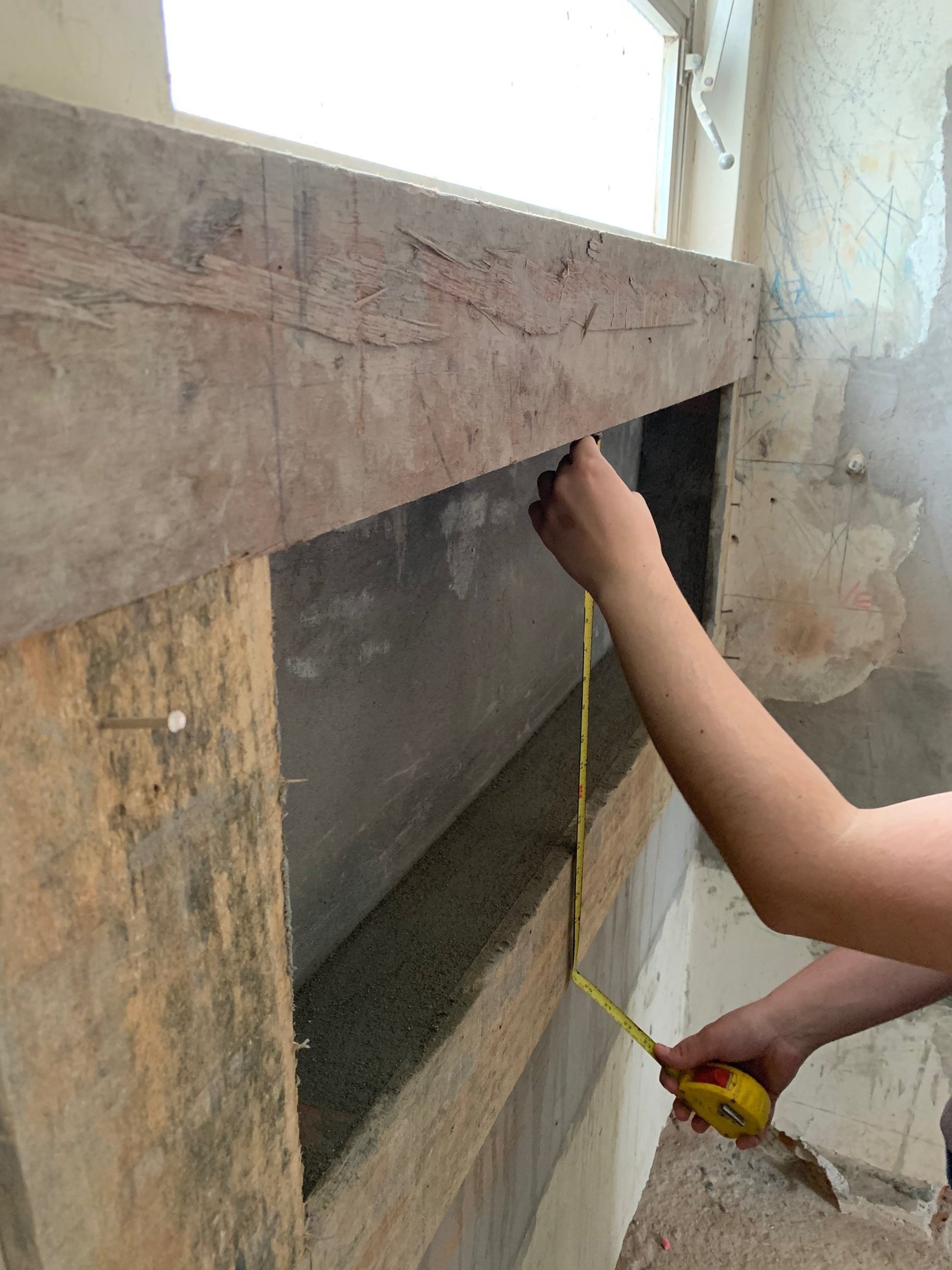 gray computer monitor