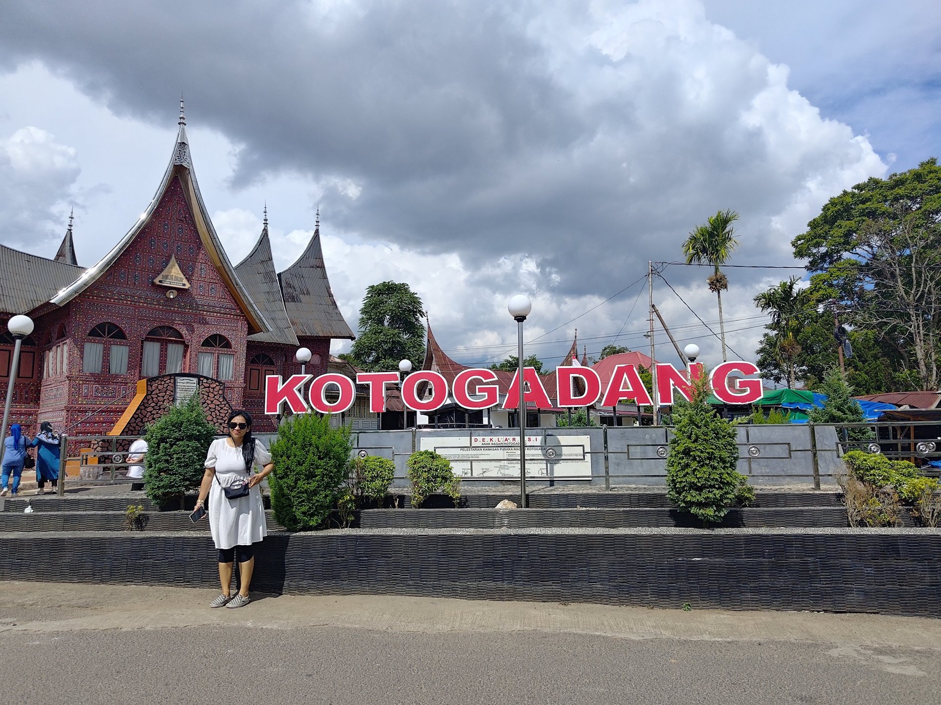 gray computer monitor