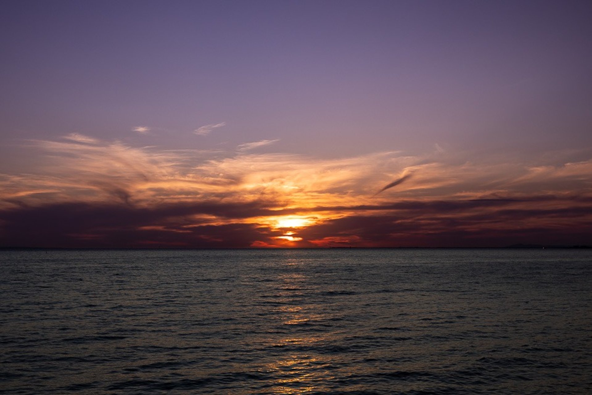 gray computer monitor