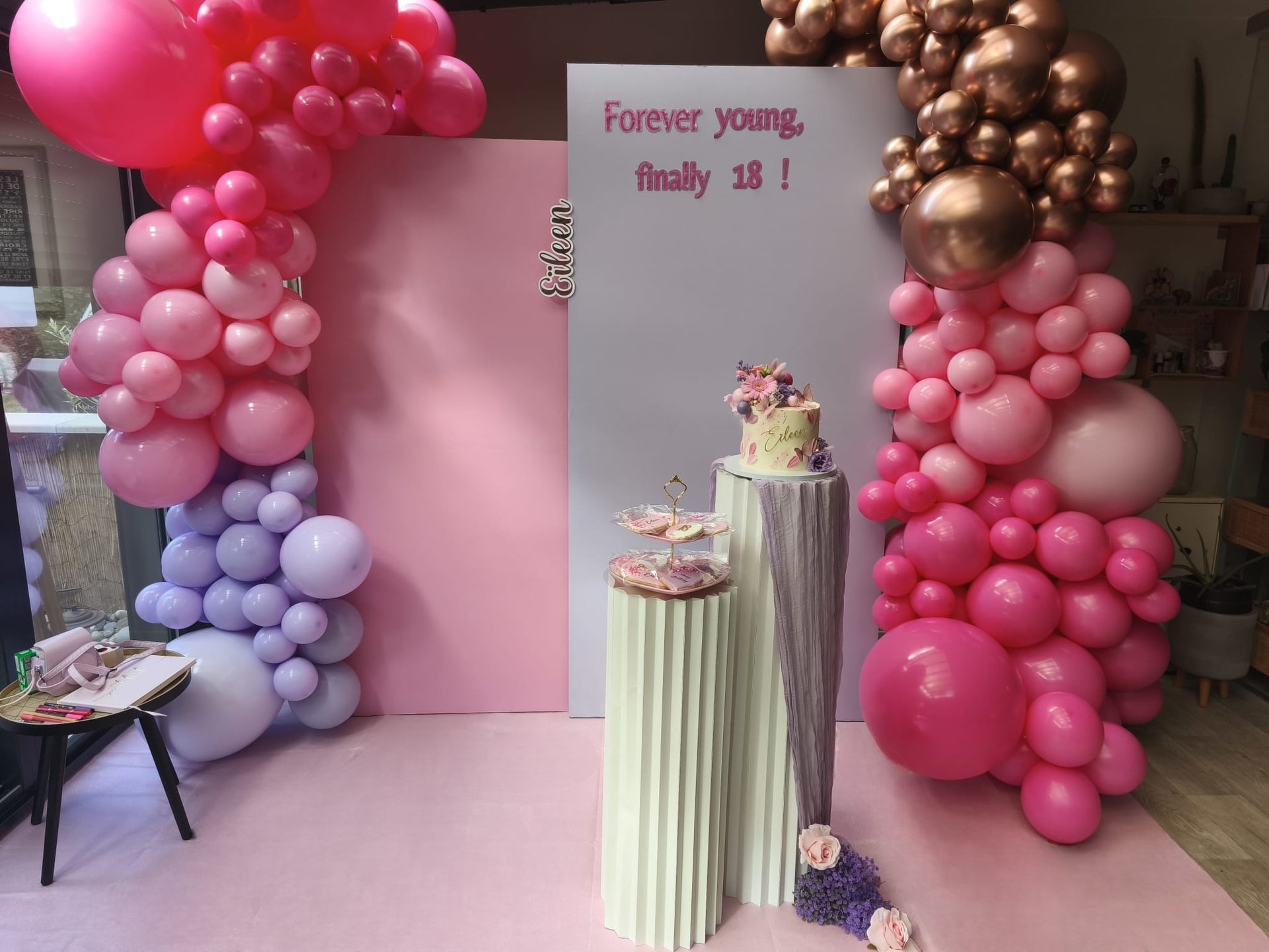 gray computer monitor