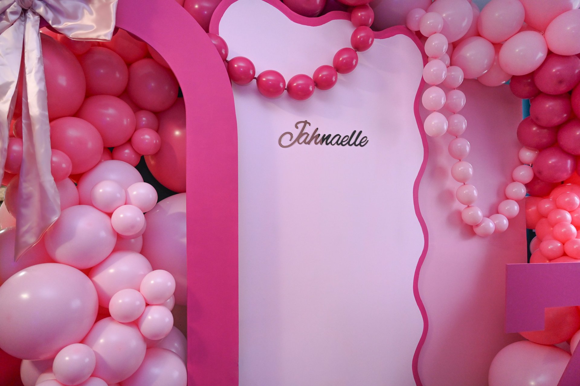 gray computer monitor