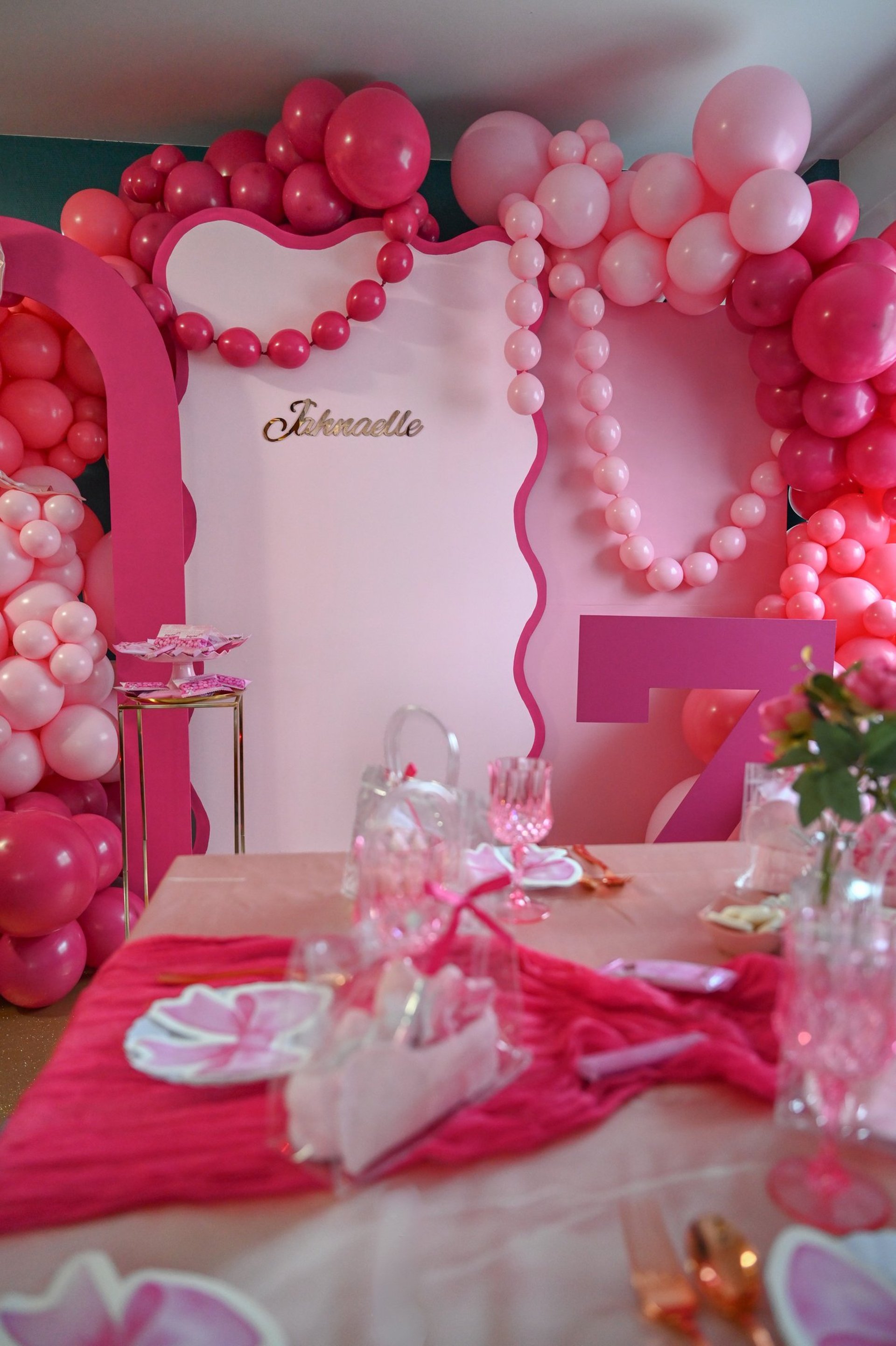 gray computer monitor