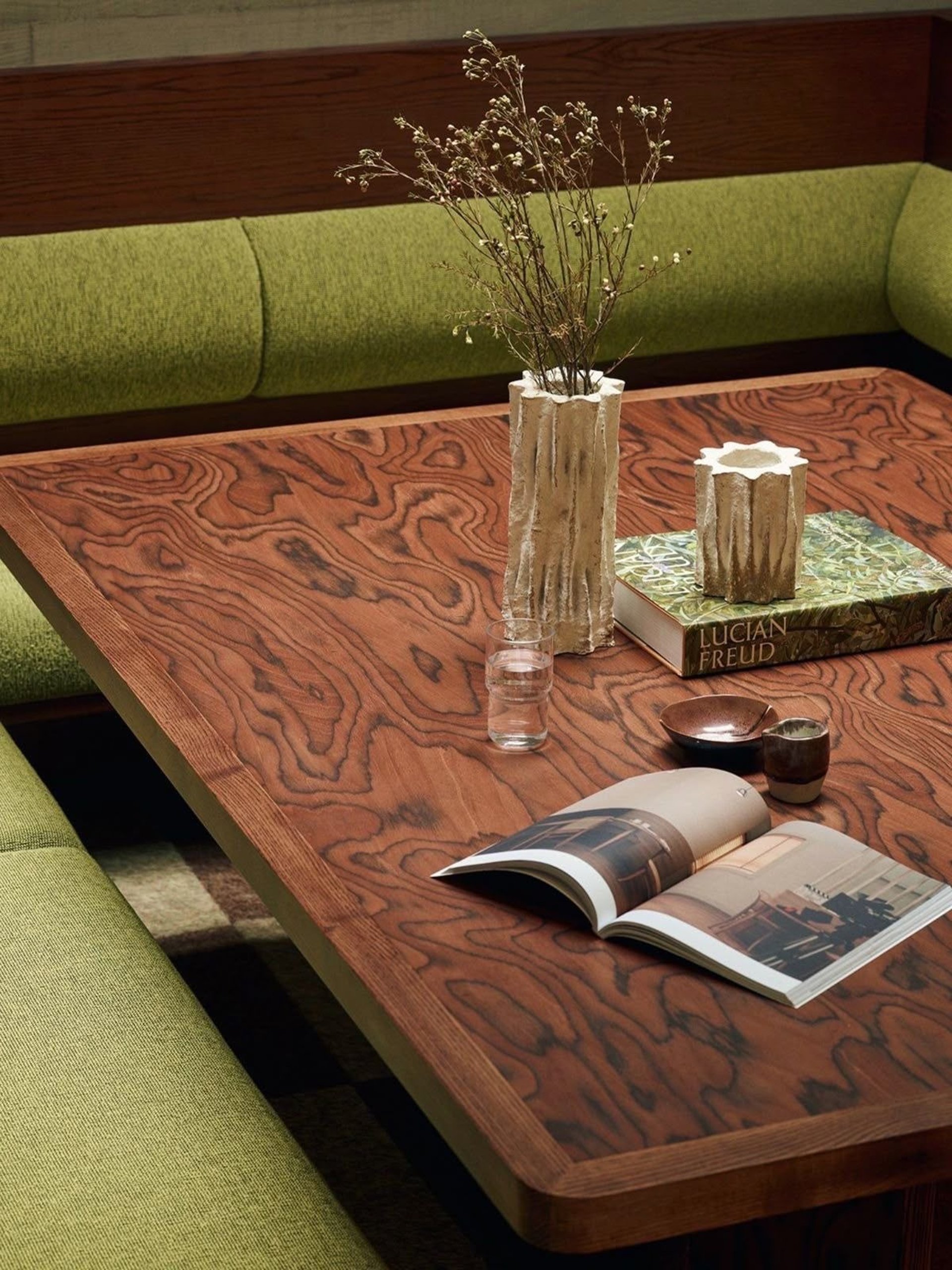 Mesa de centro con decoración