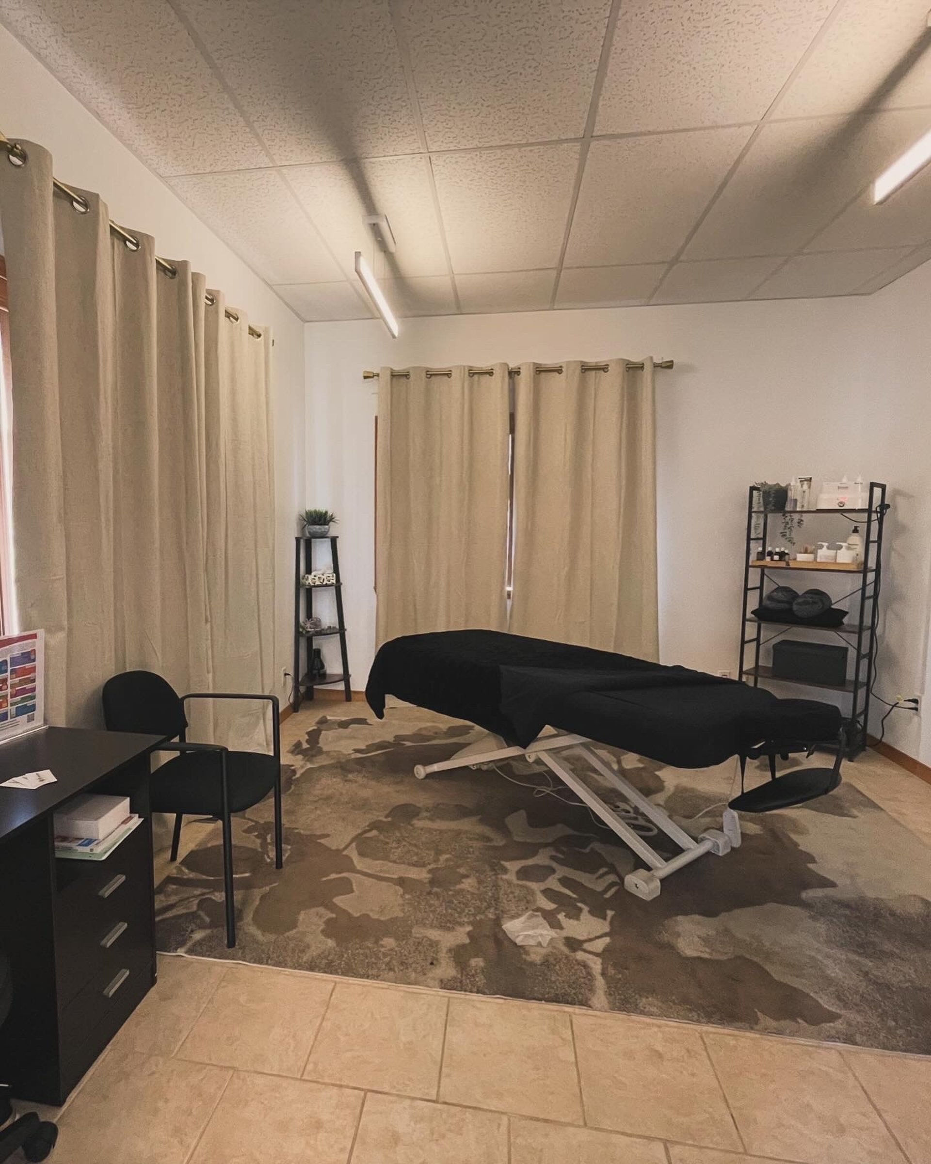 gray computer monitor