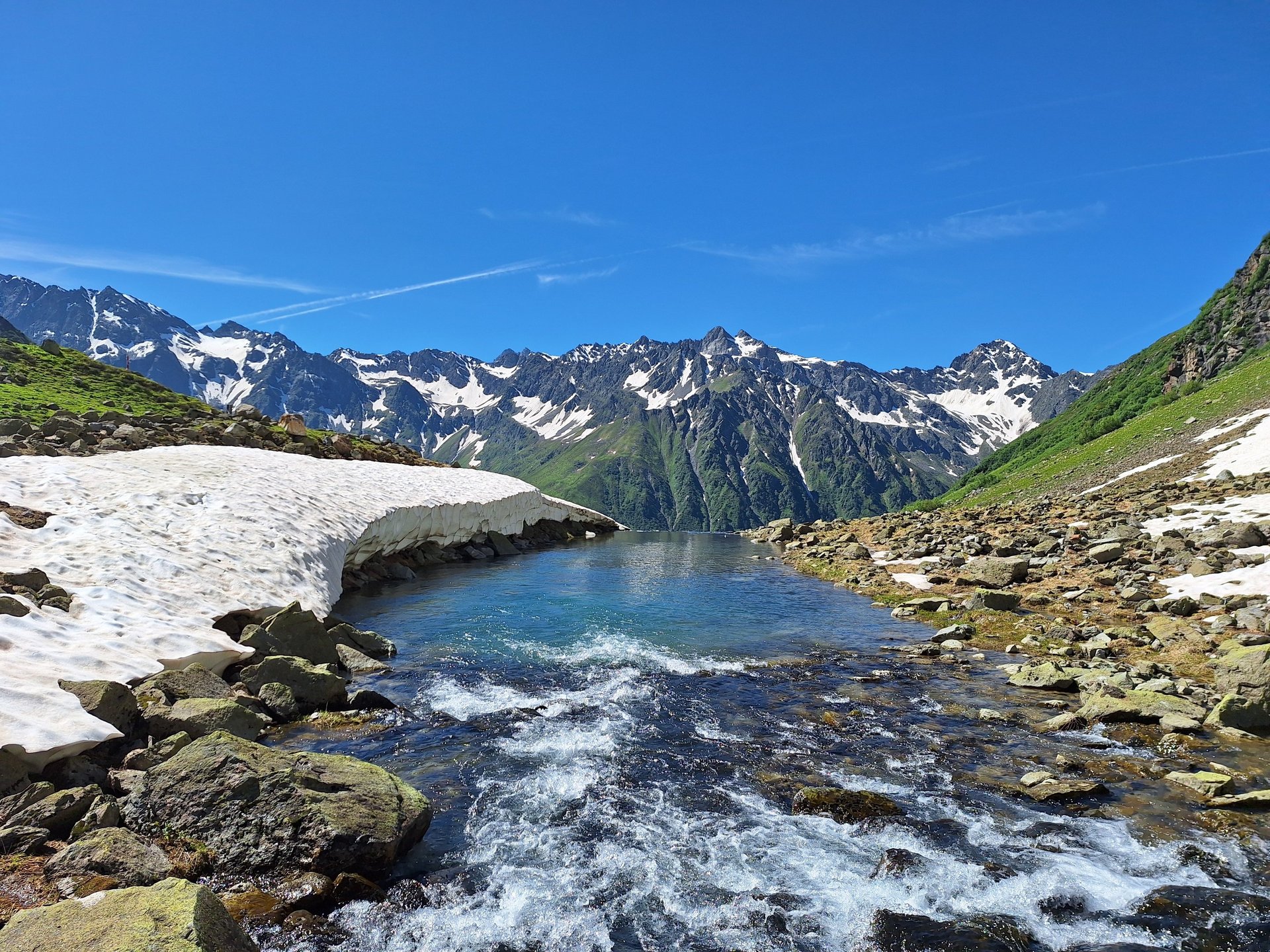 an abstract photo of a curved building with a blue sky in the background