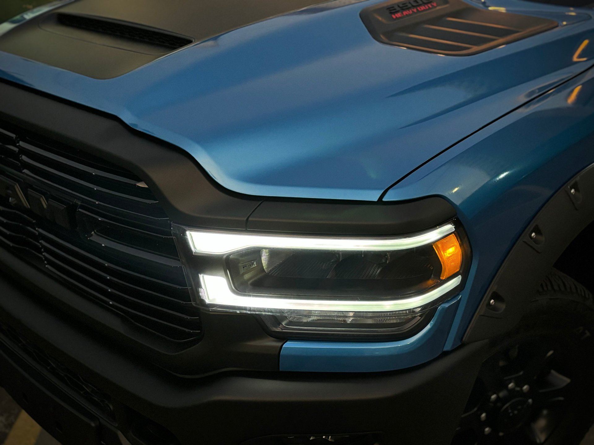 gray computer monitor