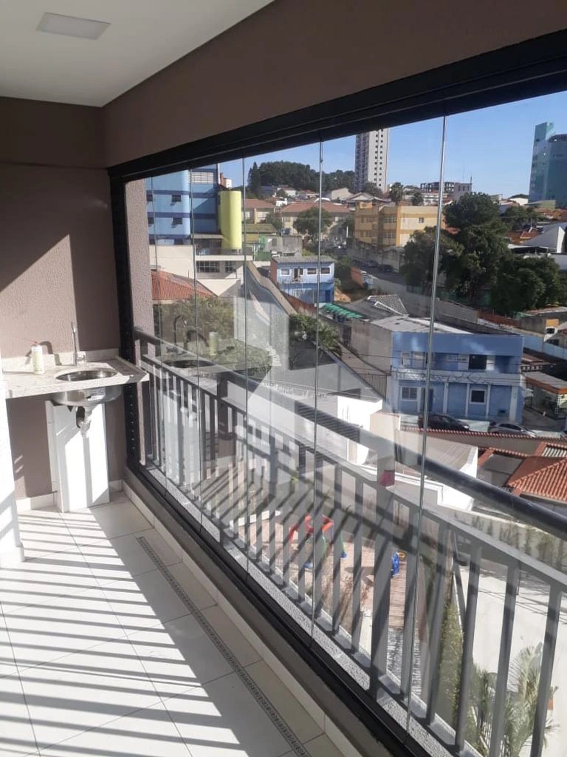 Engenheiro realizando medição técnica em varanda