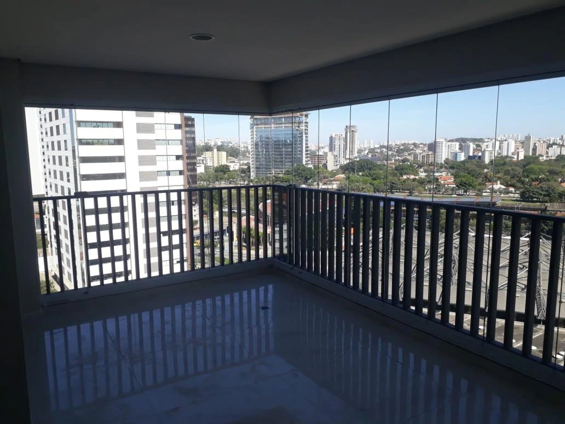 Ambiente interno valorizado com envidraçamento da Prime System