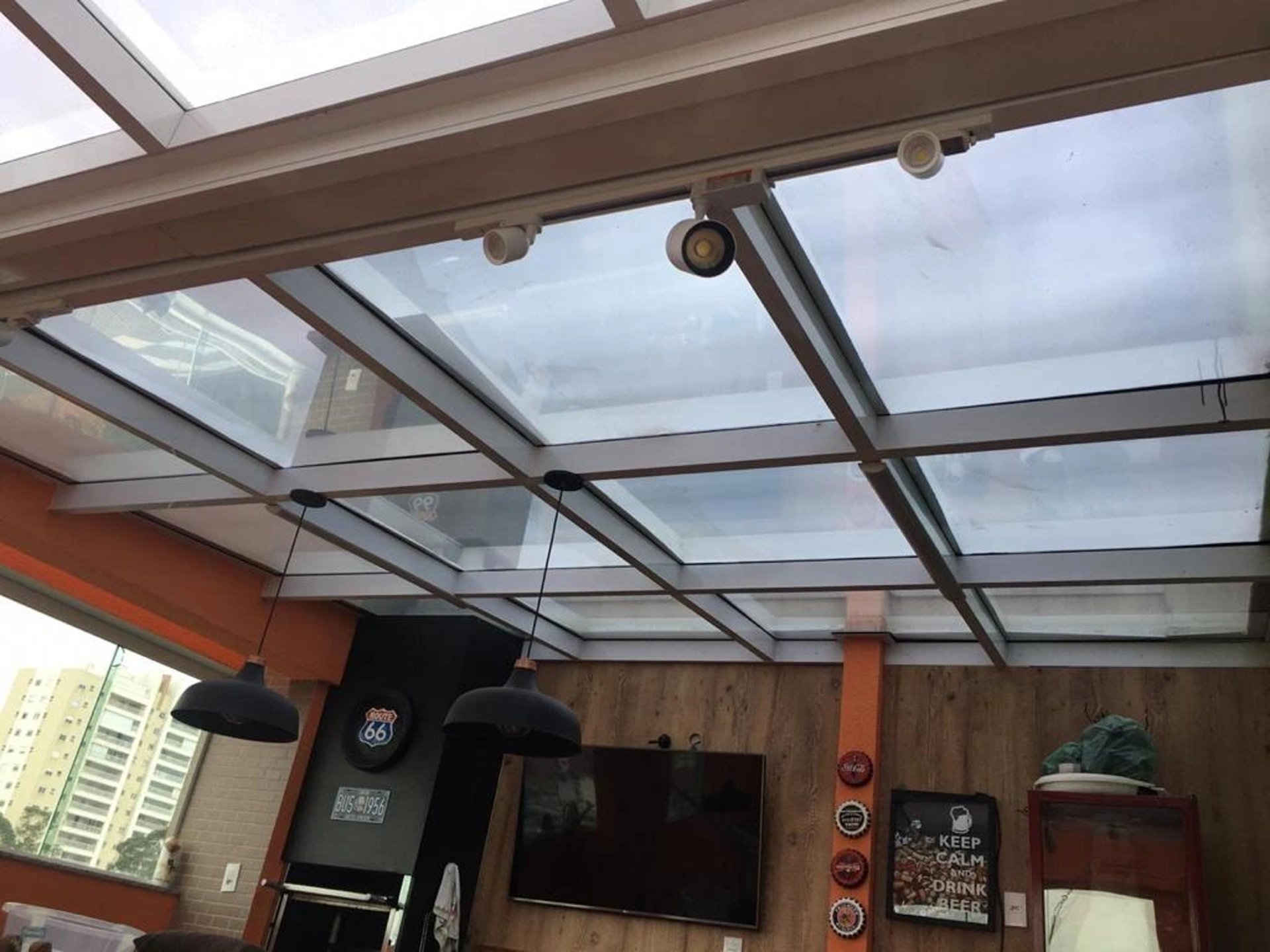 Vista ampla de cobertura envidraçada em prédio de SP