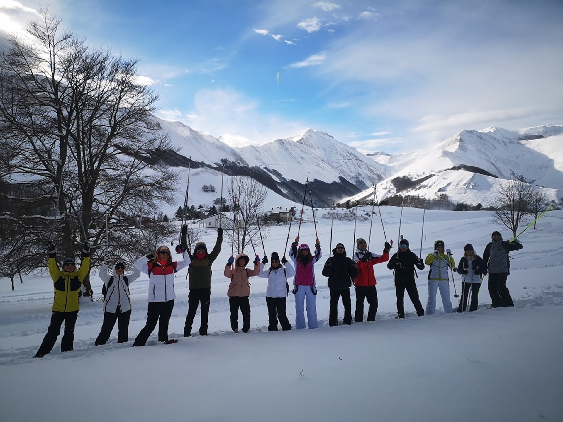 Gruppo in ciapolata su paesaggio innevato della valle del Fargno