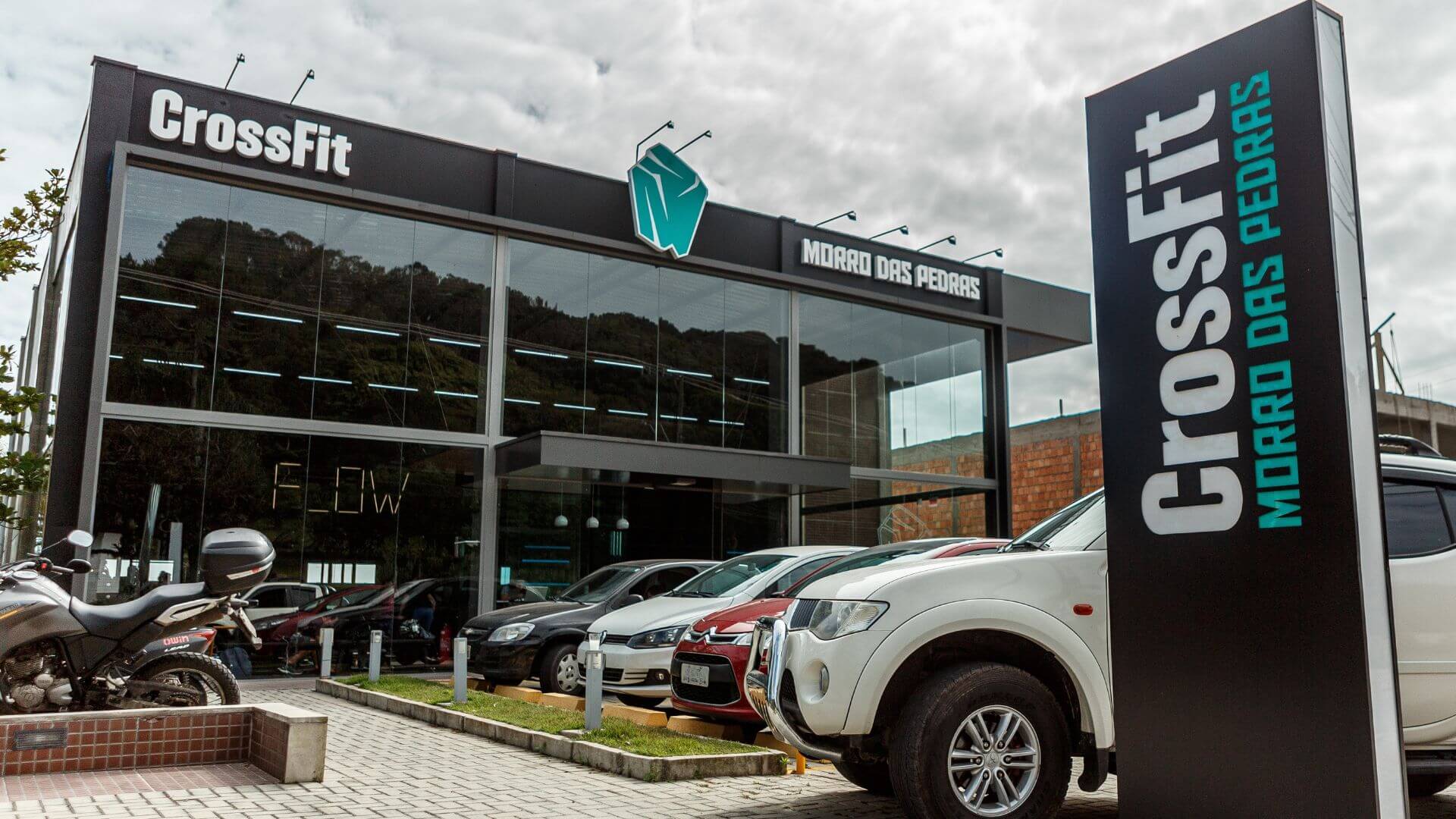 Entrada do CrossFit Morro das Pedras em Florianópolis com estacionamento e placa do box no sul da Ilha.