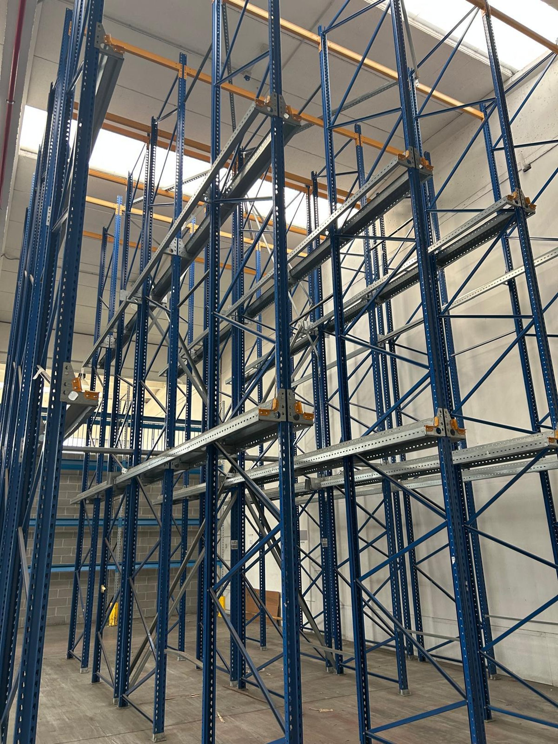 scaffalatua drive in in un magazzino