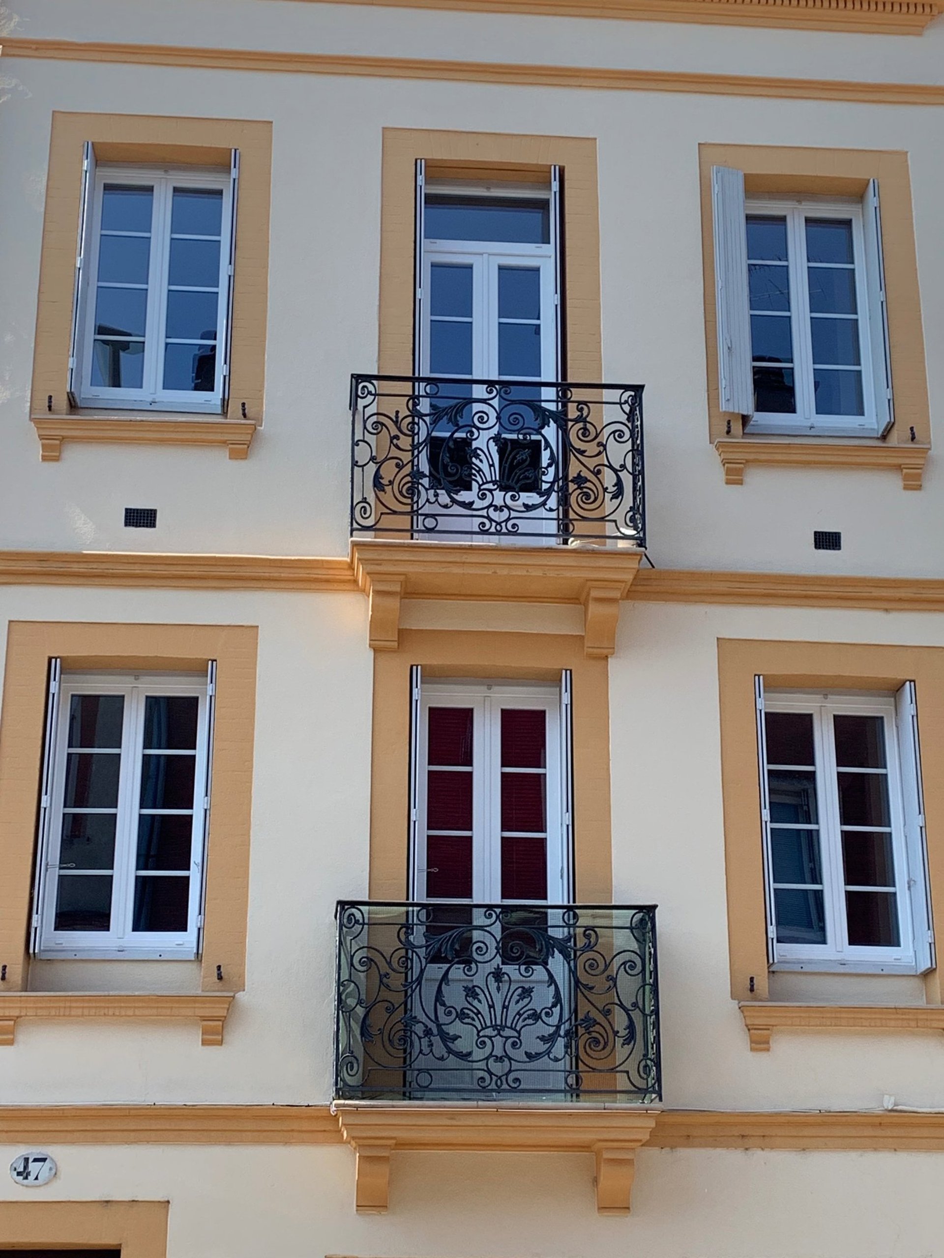 gray computer monitor