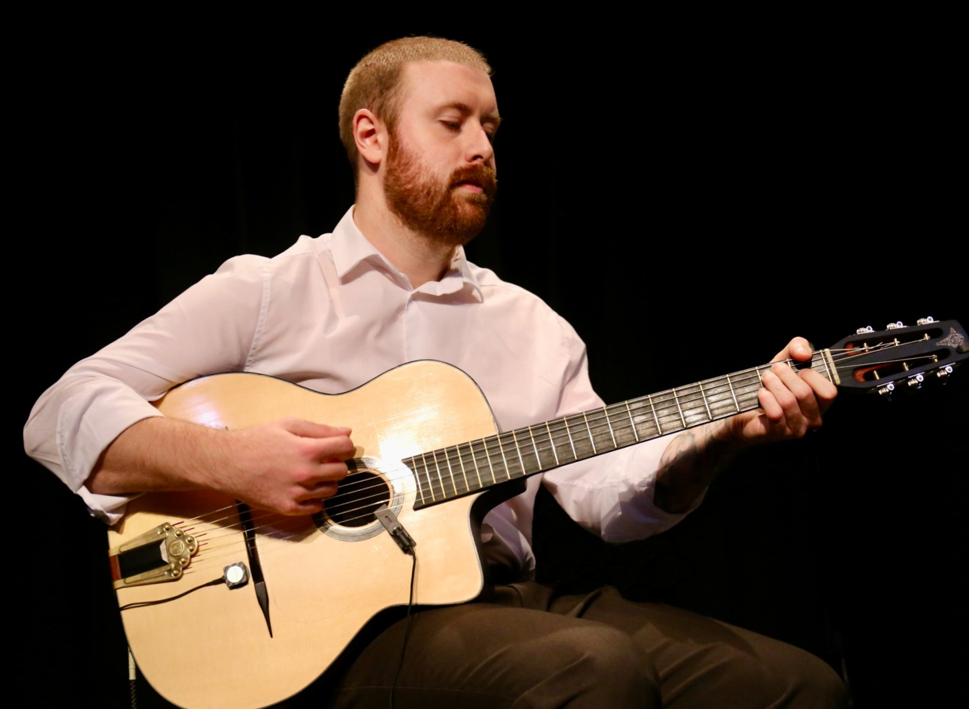 gray computer monitor