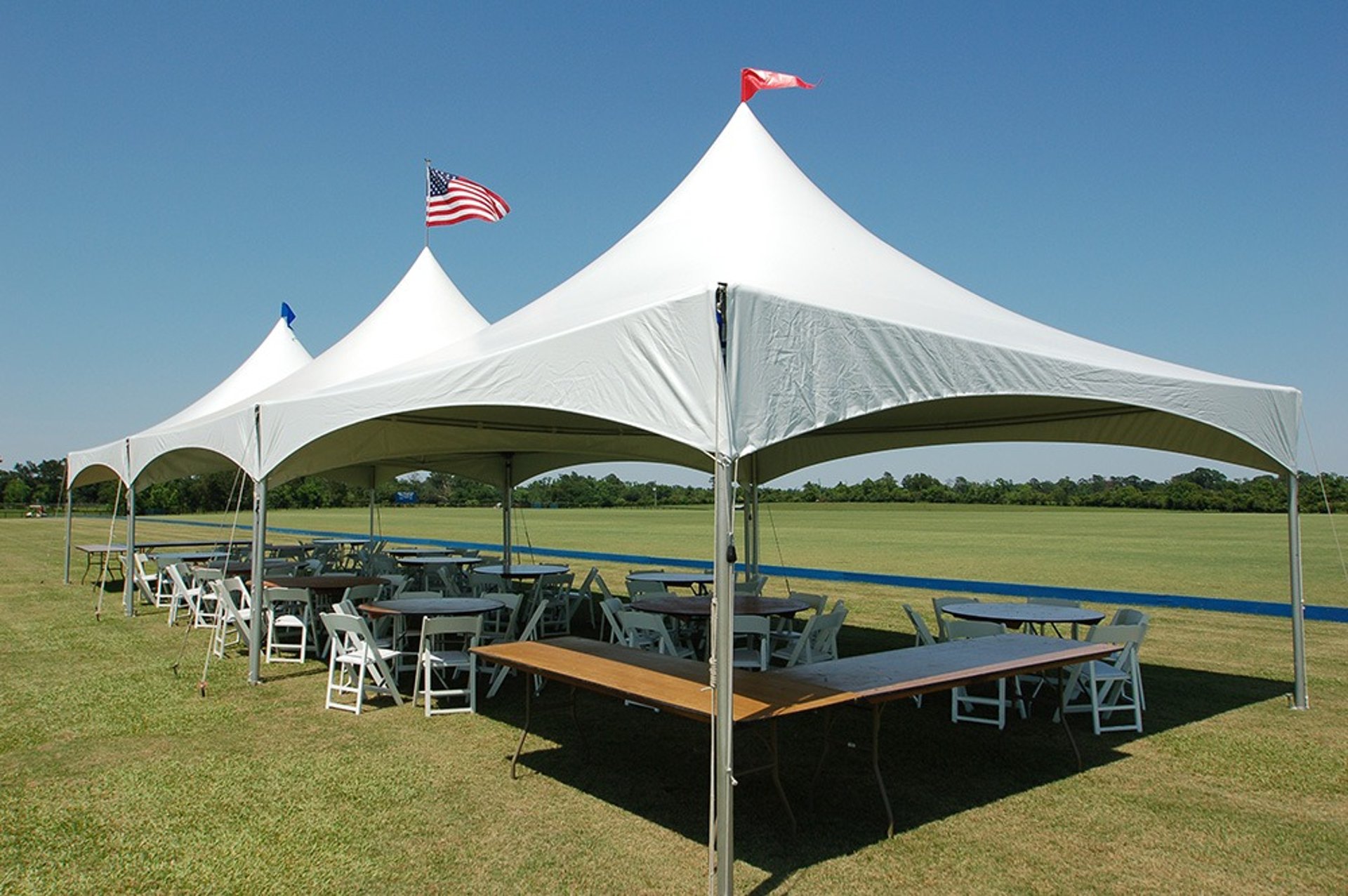 Carpa para evento 20x60 high peak con sillas y mesas