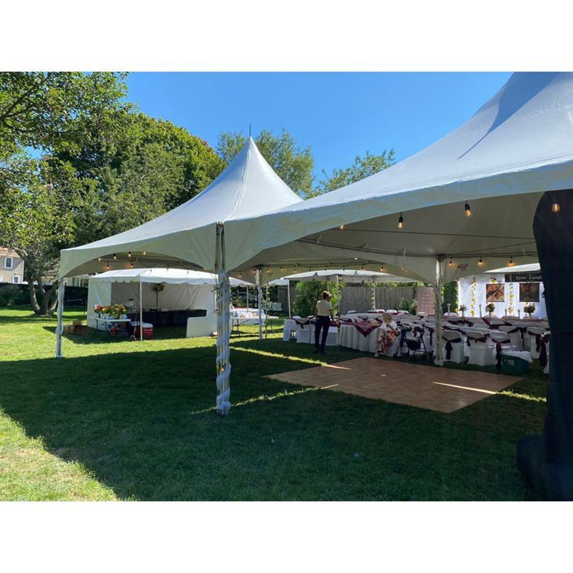 Carpa 20x40 con pista de baile, sillas y mesas decoradas para evento, el paso diamond events