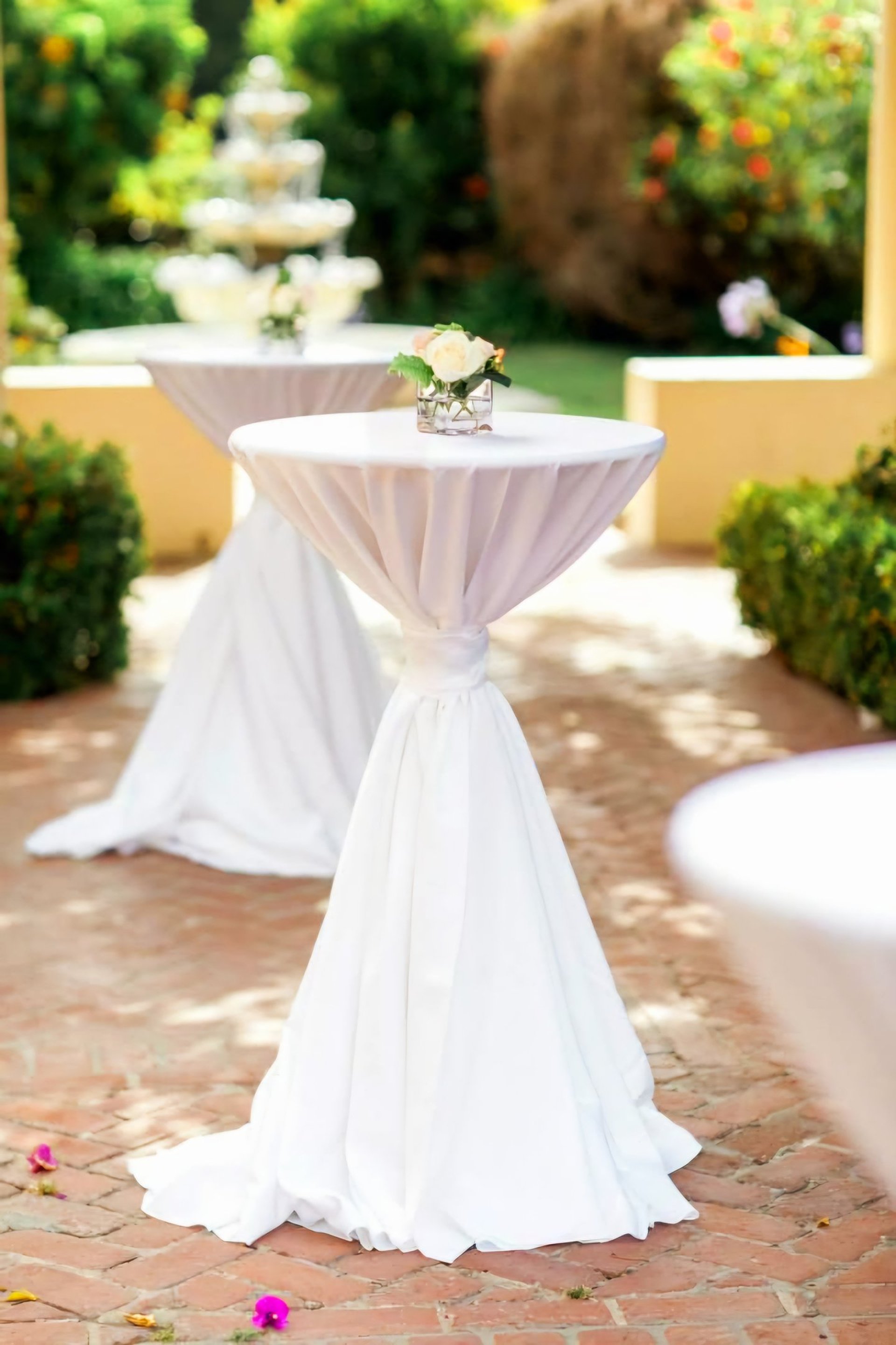 Mesas de coctel decoradas con un mantel blanco, para evento, el paso diamond events