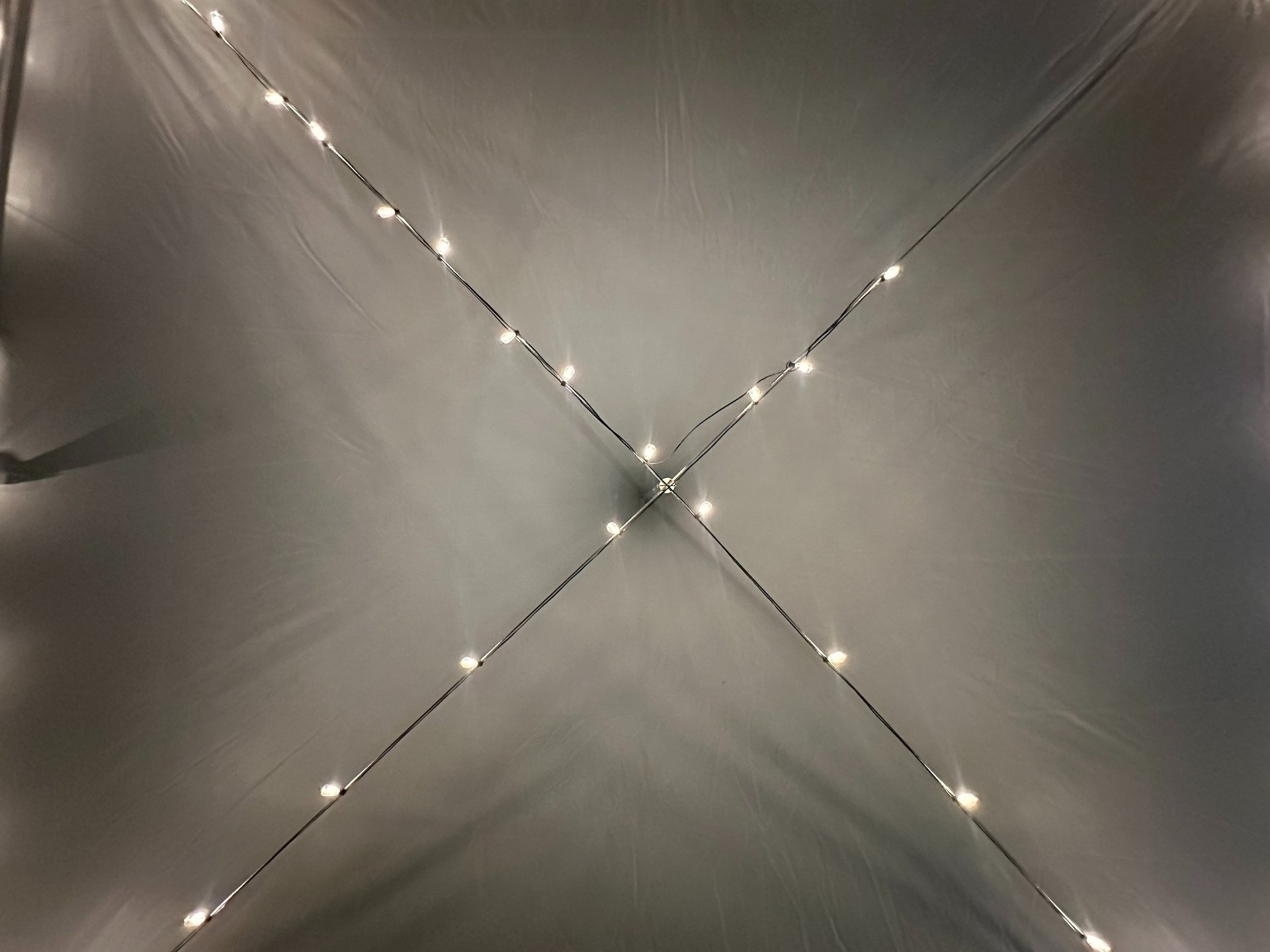 Carpa decorada con luces