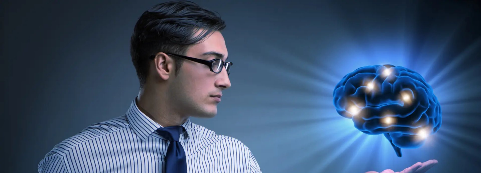 En man betraktar sin hjärnas som lyser av potential.