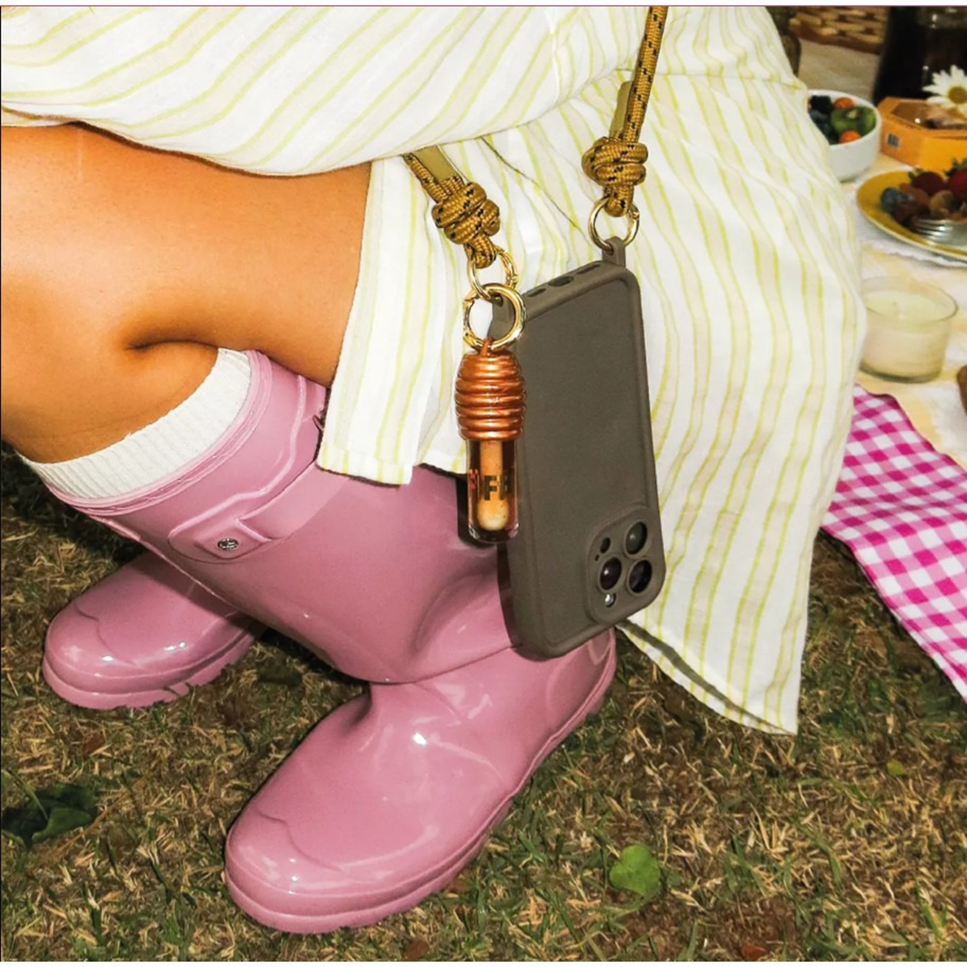 black and white bed linen