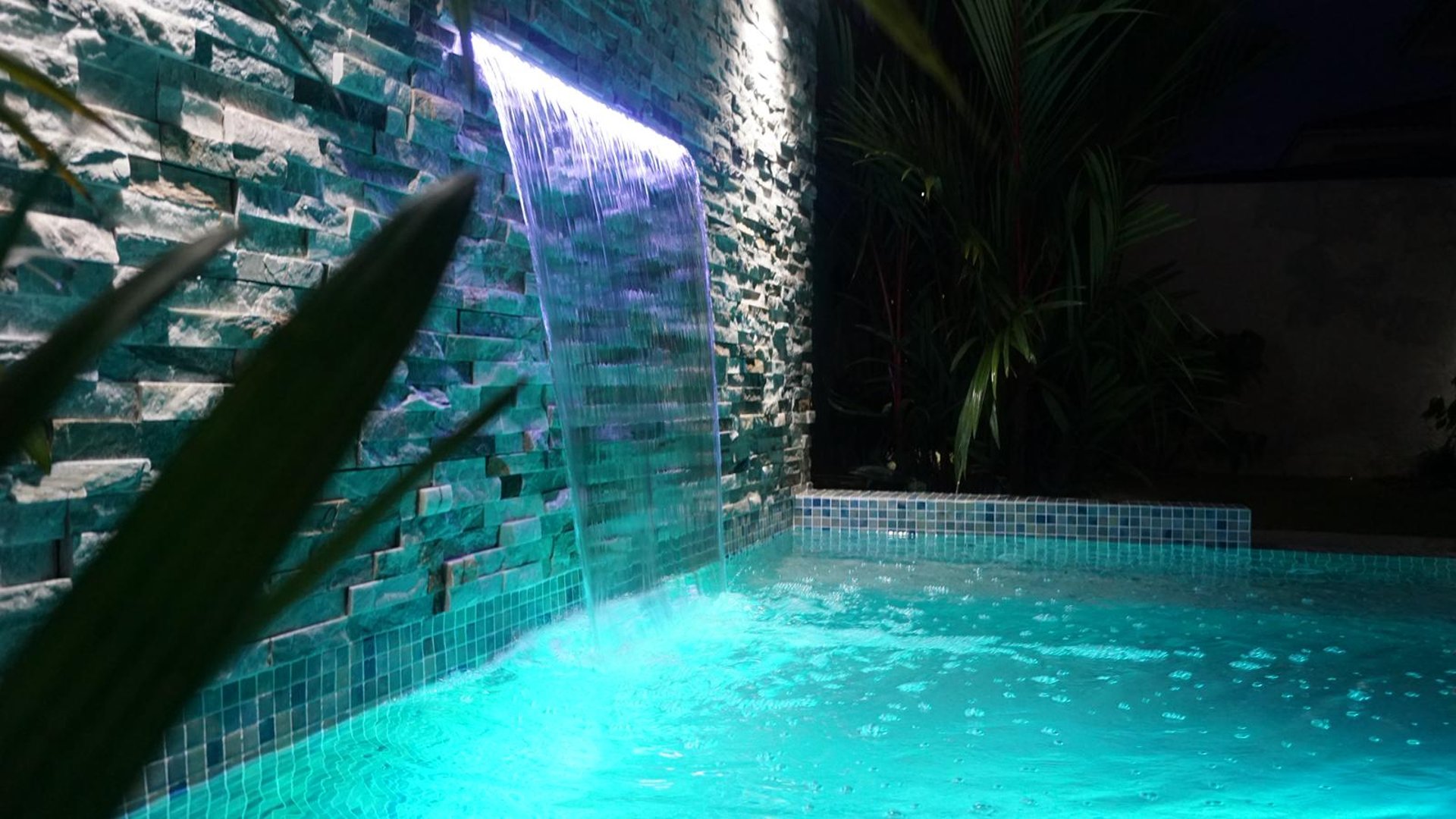 gray computer monitor