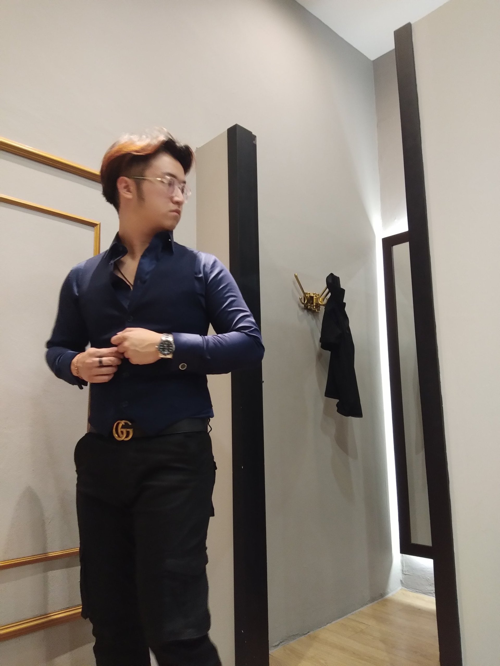 gray computer monitor