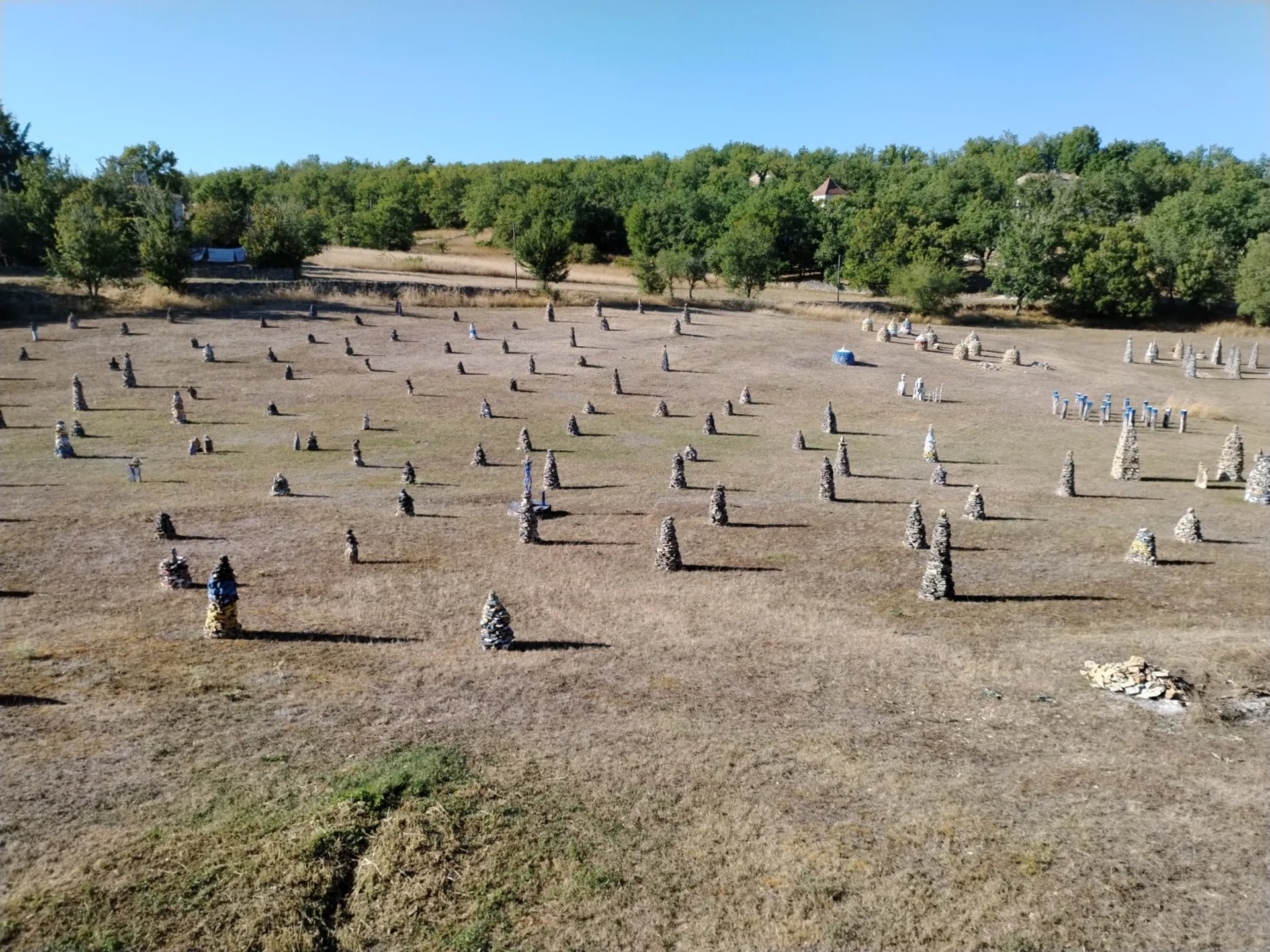 Structures de pierres dans le pré