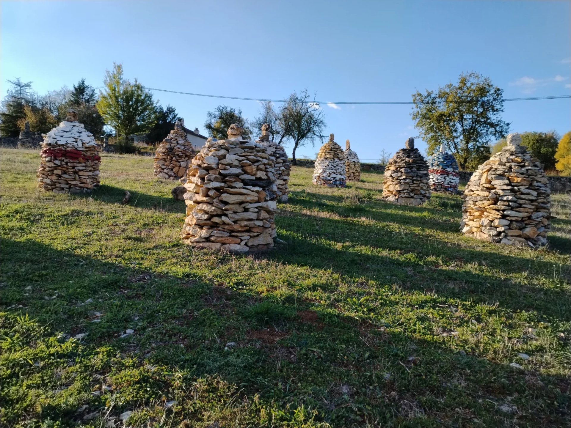 Structures de pierres dans le pré
