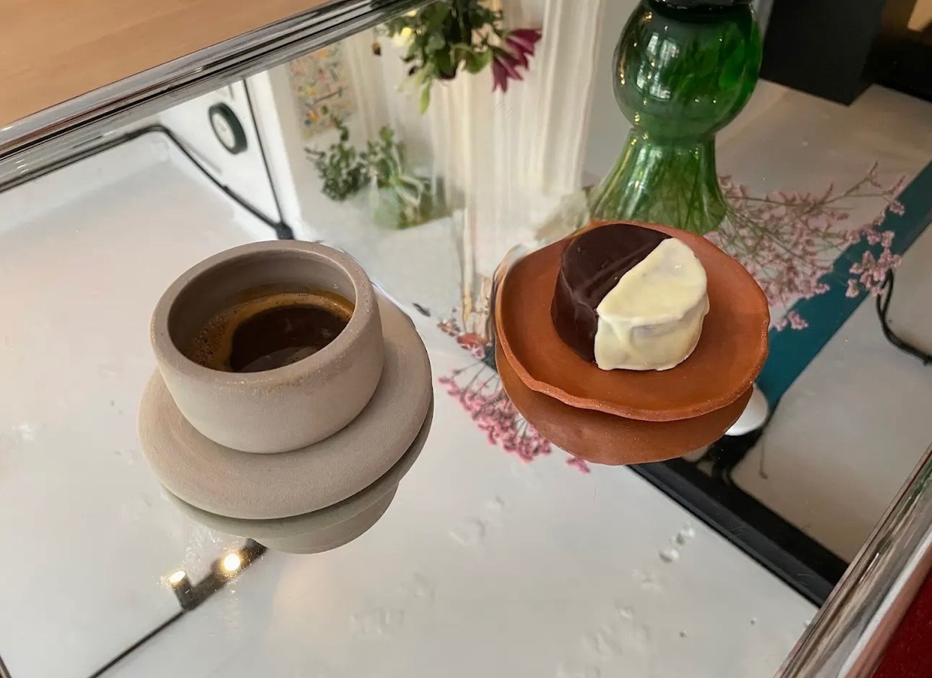 gray computer monitor