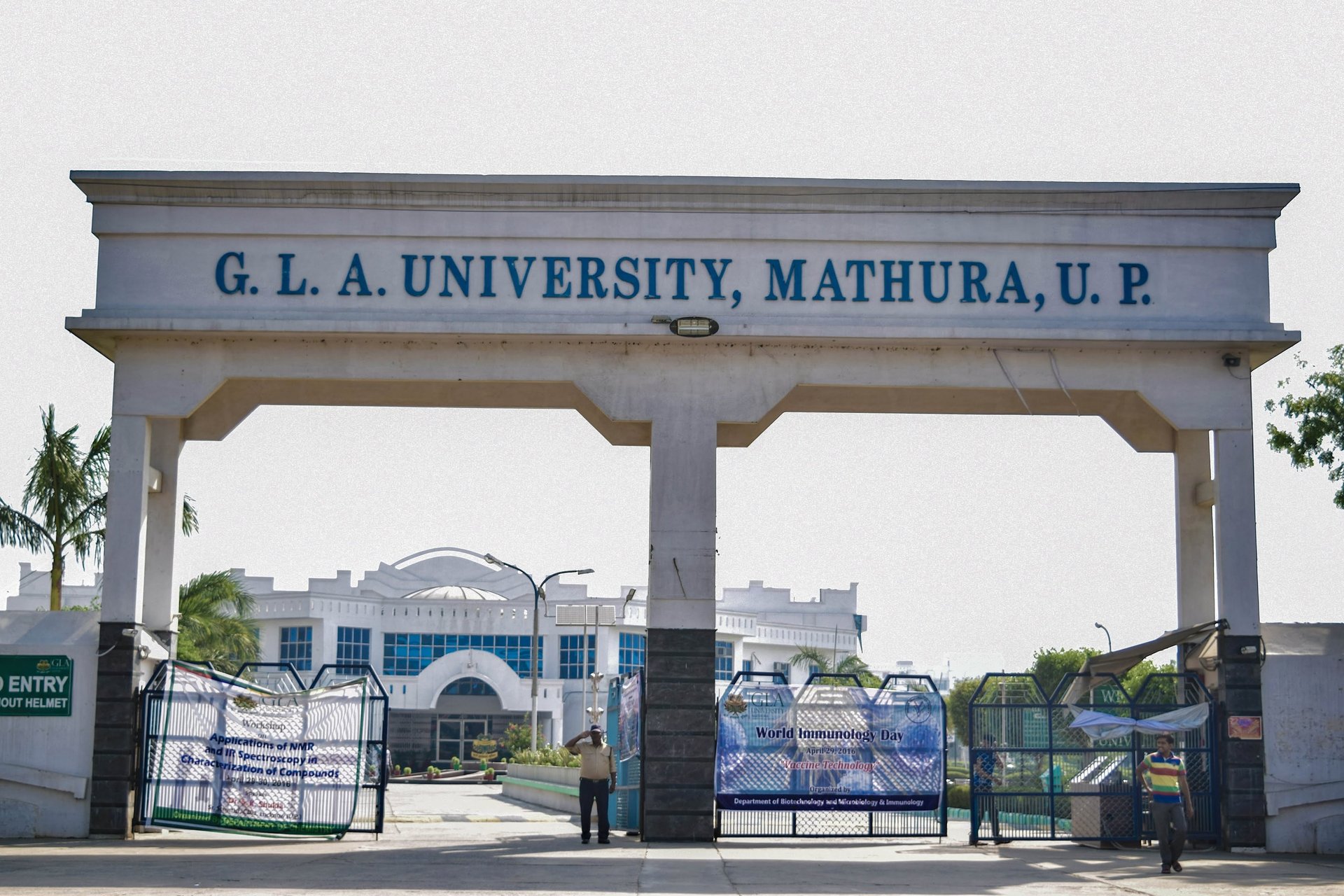 gray computer monitor