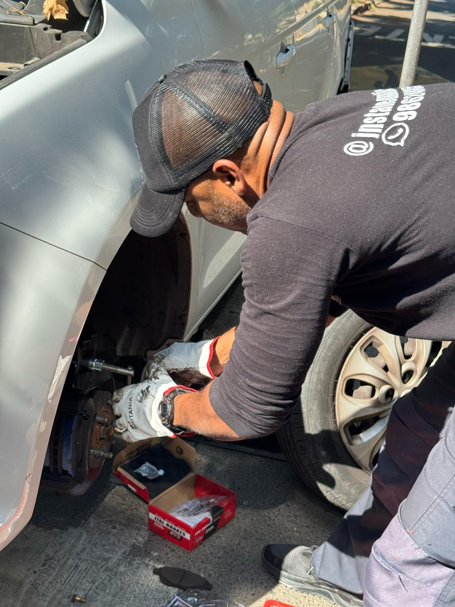 Experto de Instaneumaticos instalando pastillas de freno