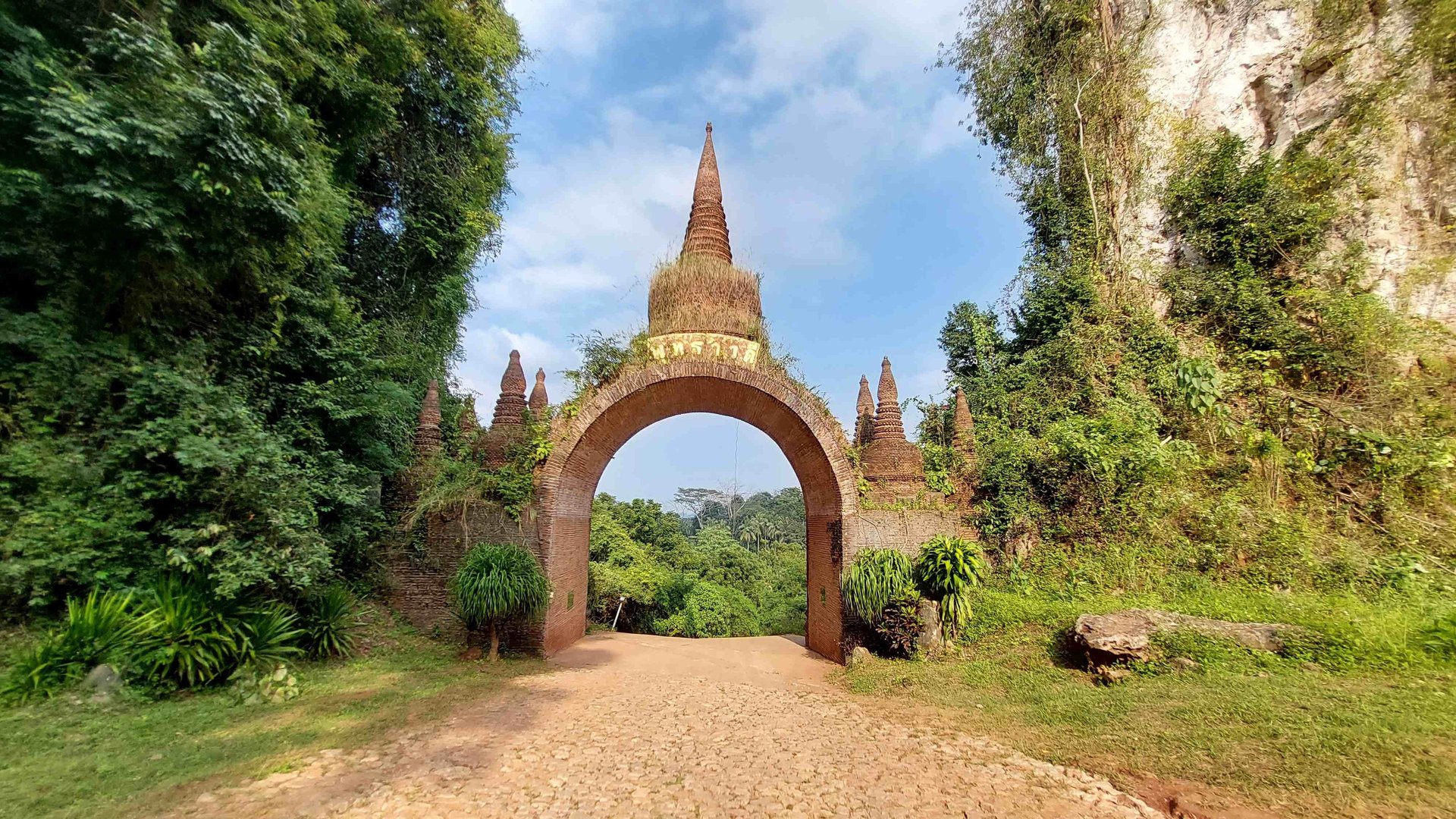 khao na nai lunag dharma park entrance arch