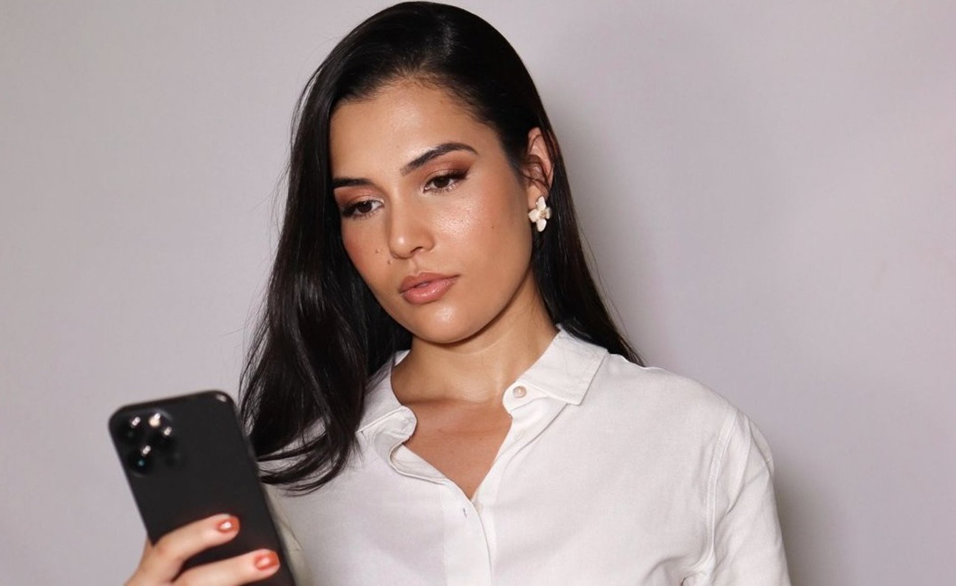 gray computer monitor