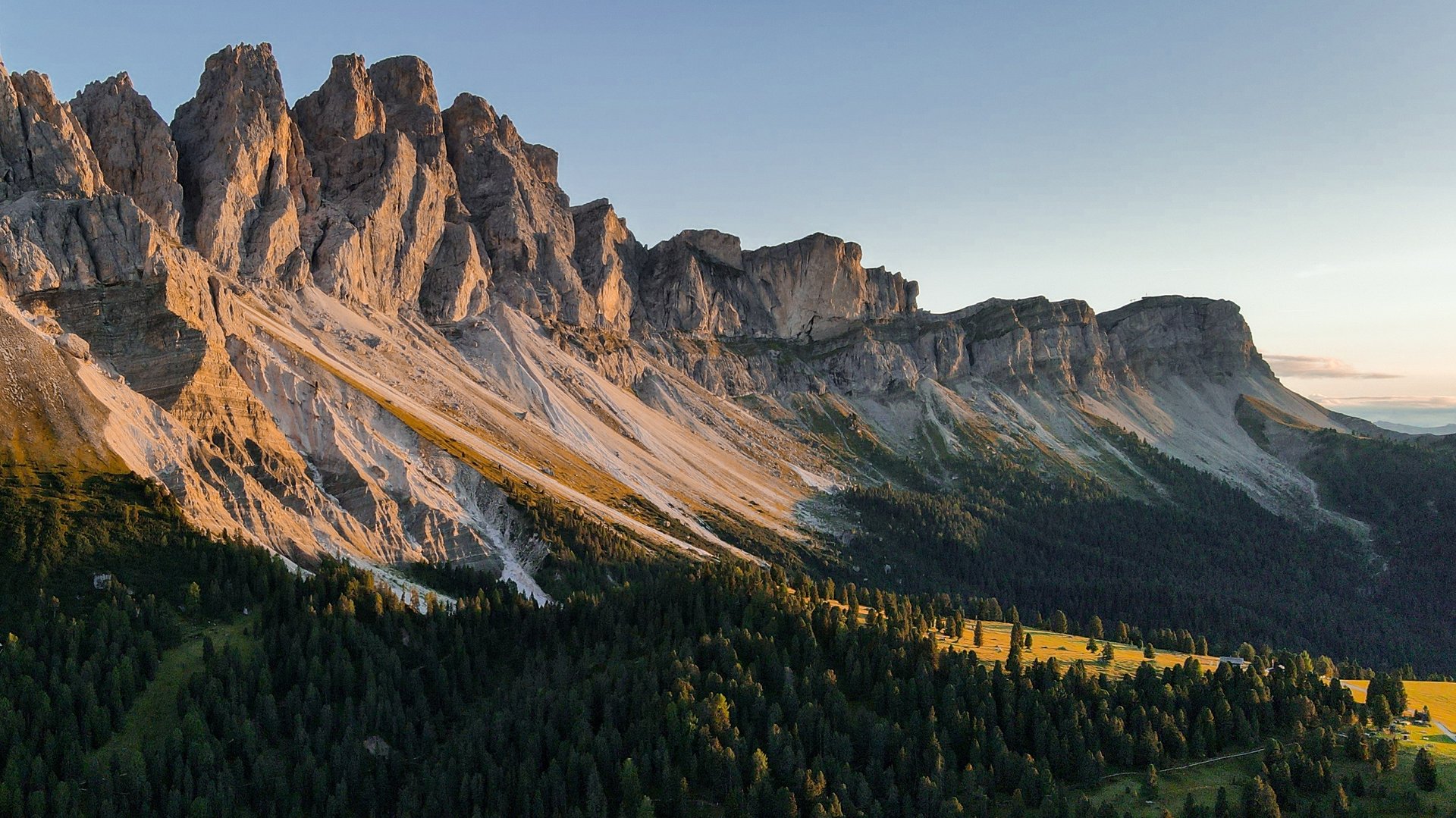 gray computer monitor