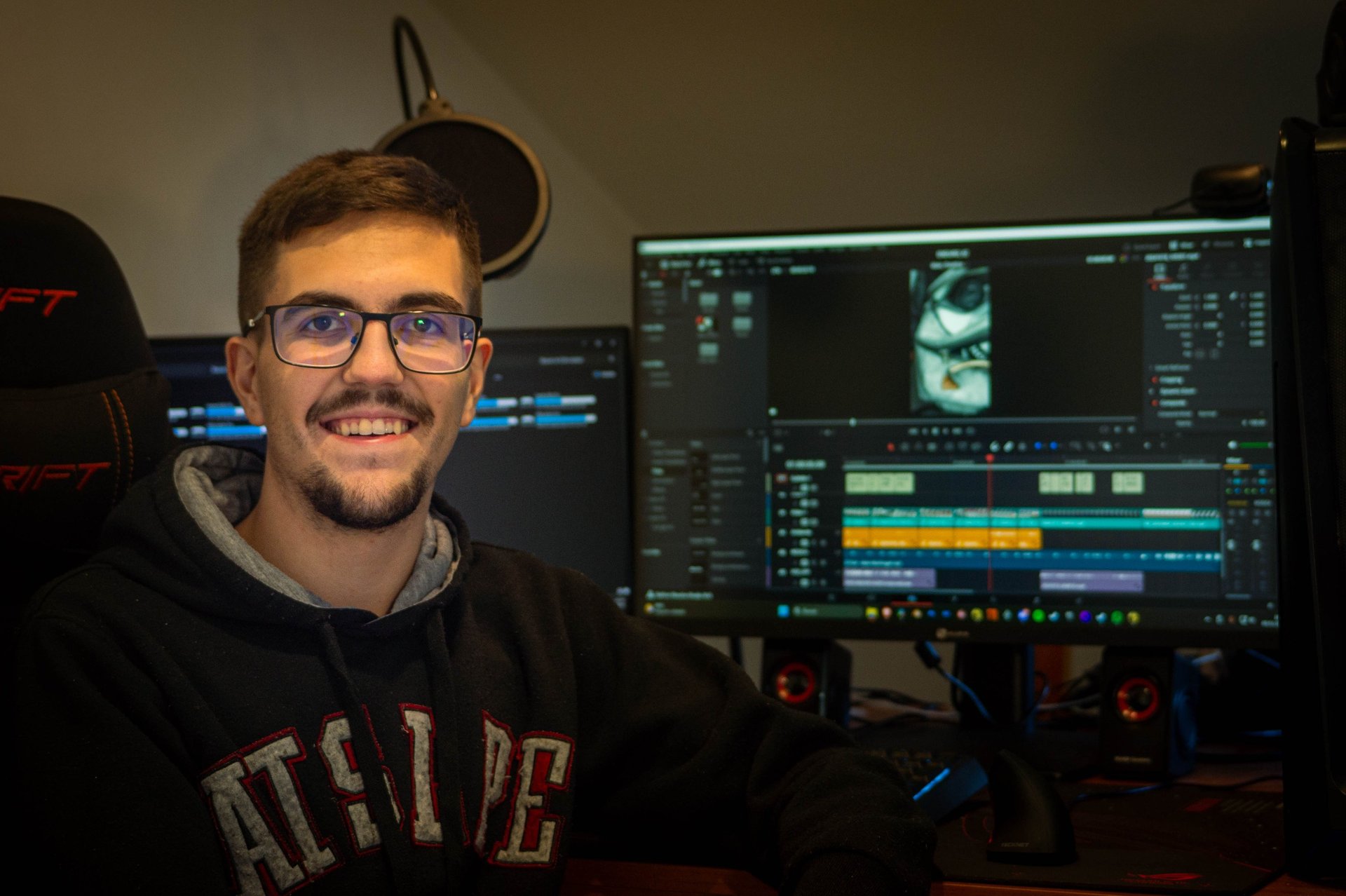 gray computer monitor