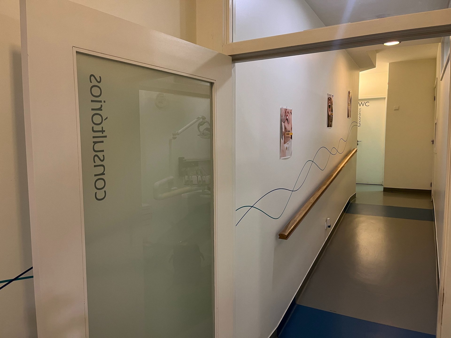 gray computer monitor