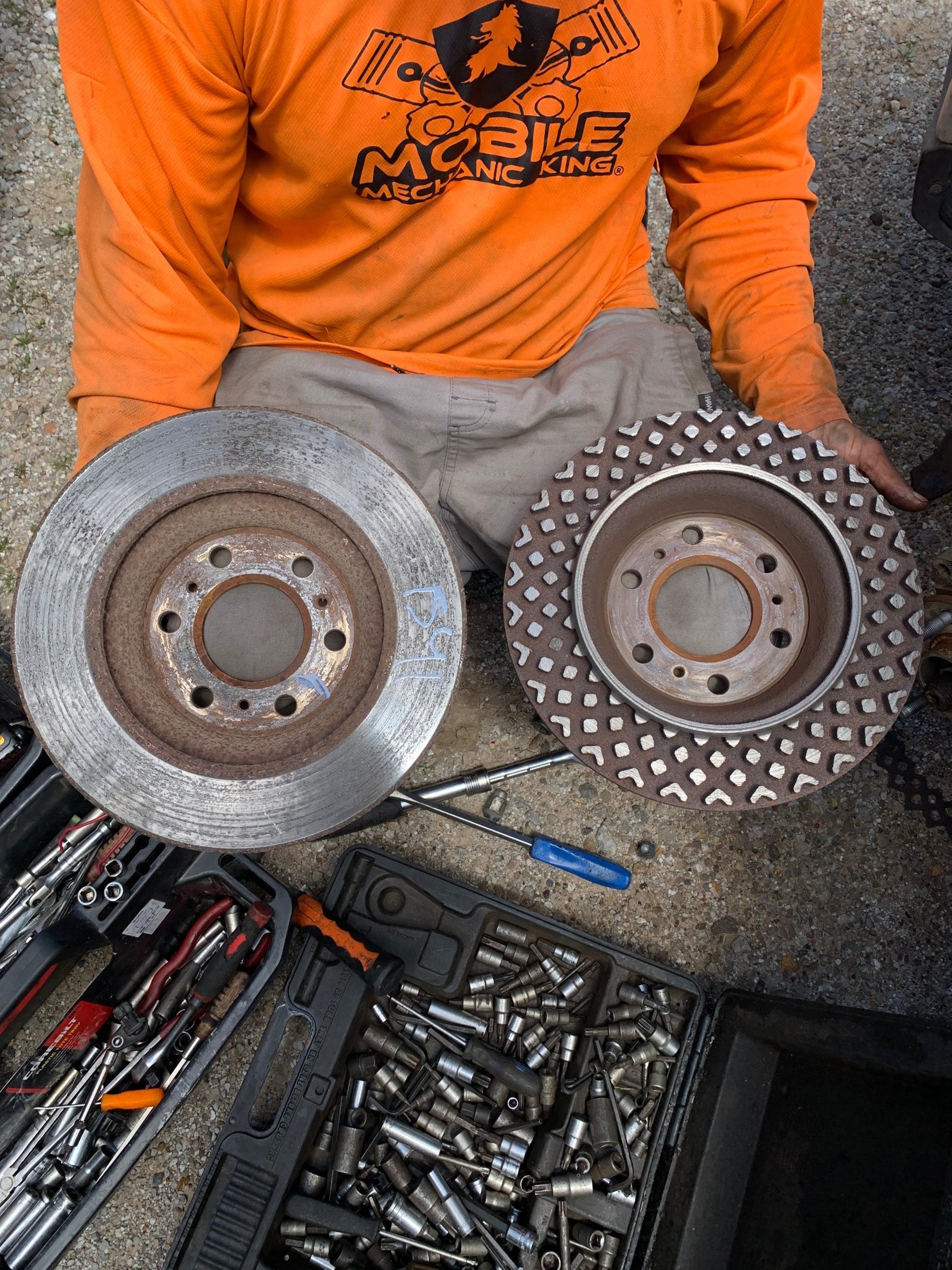 gray computer monitor