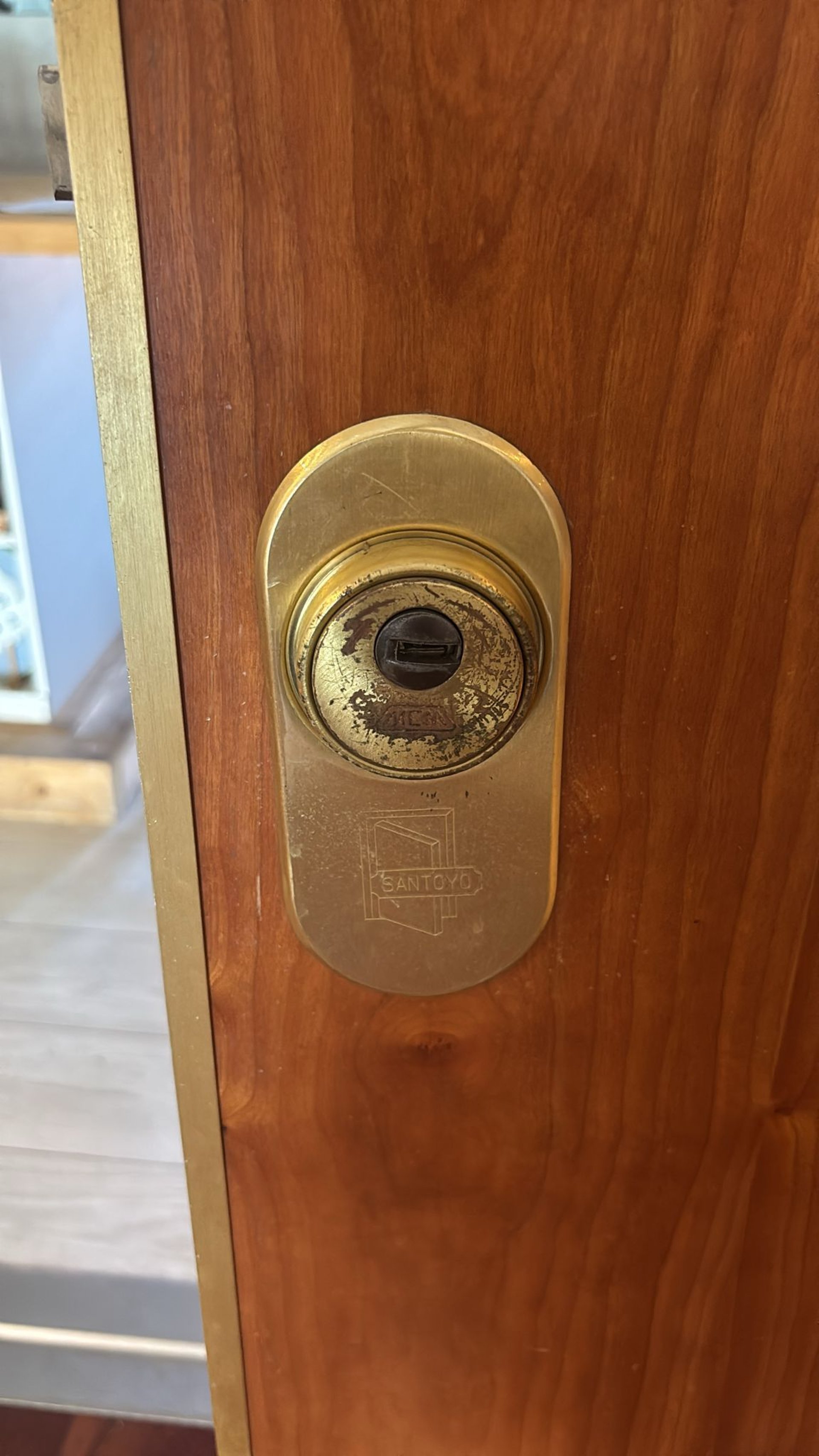 gray computer monitor