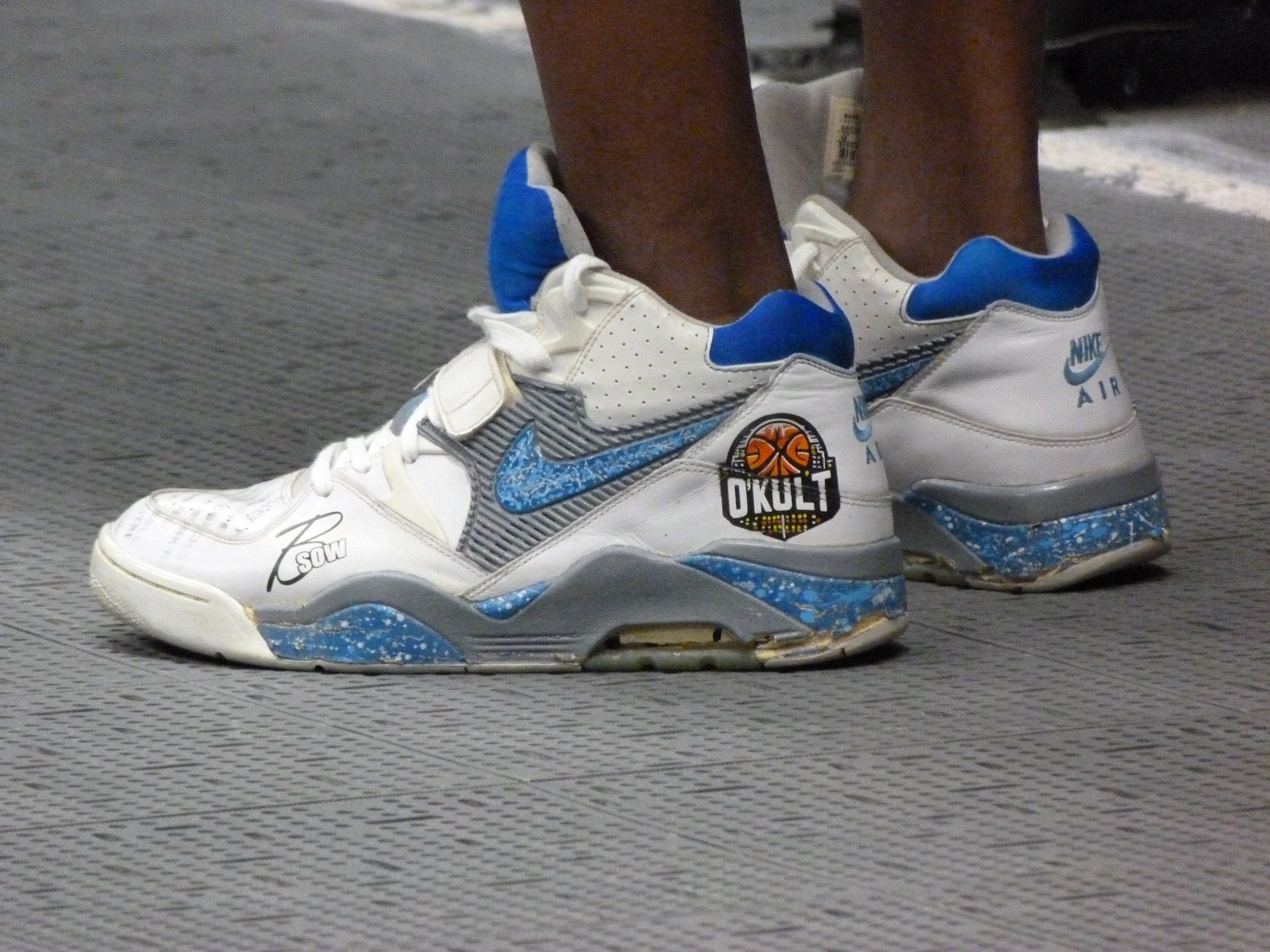 black and white bed linen