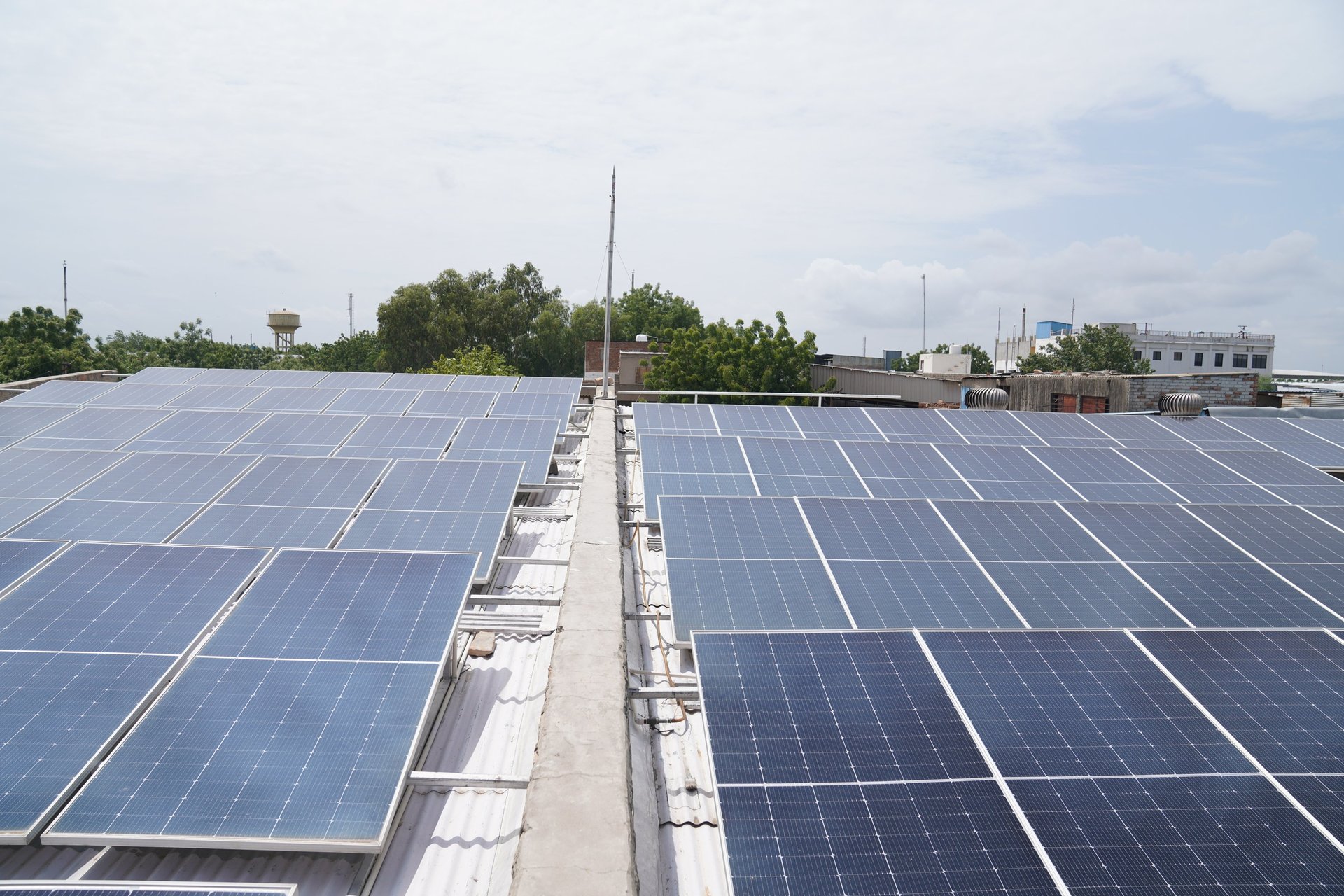 a row of solar panels sitting on top of a roof