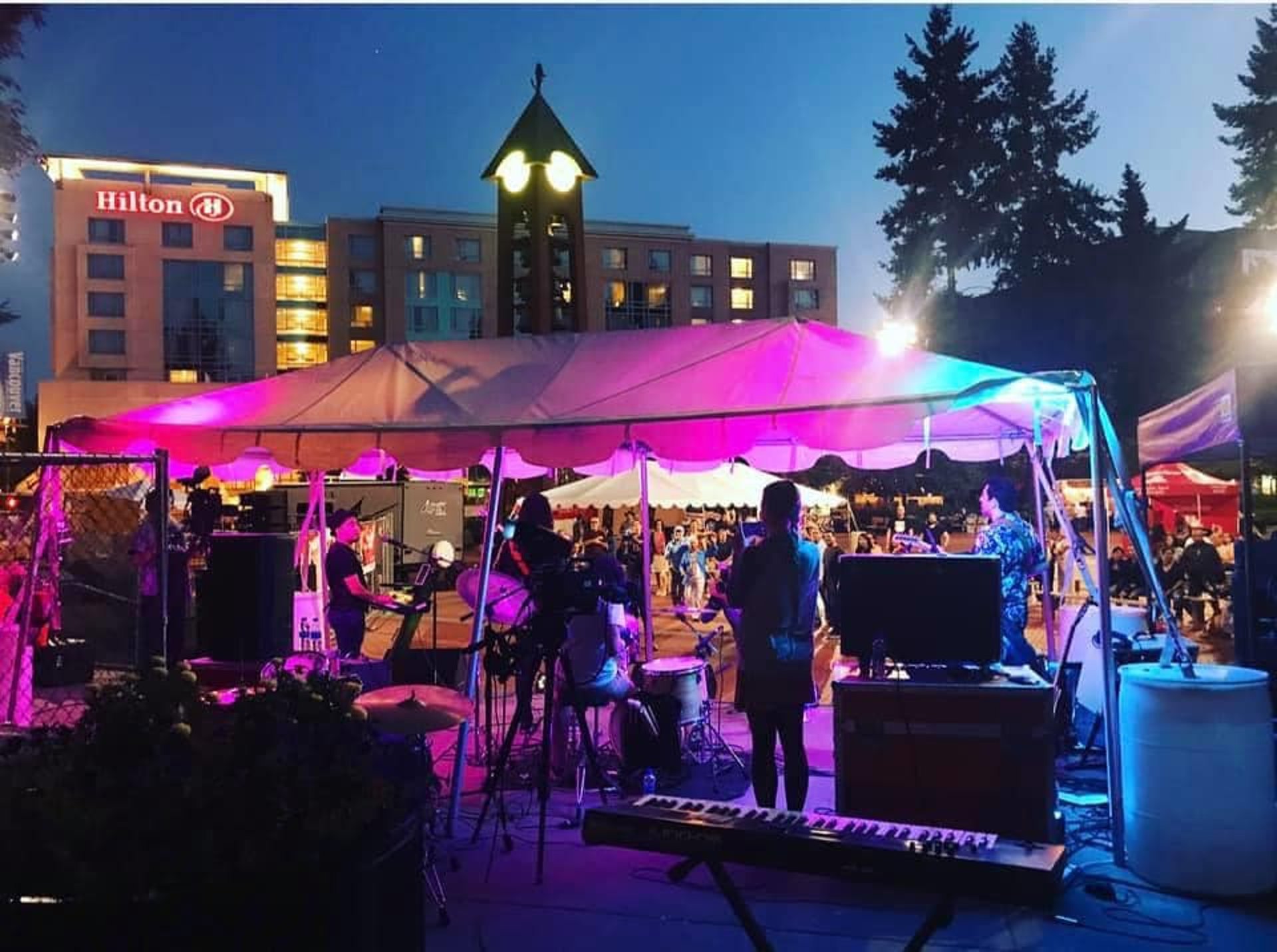 gray computer monitor