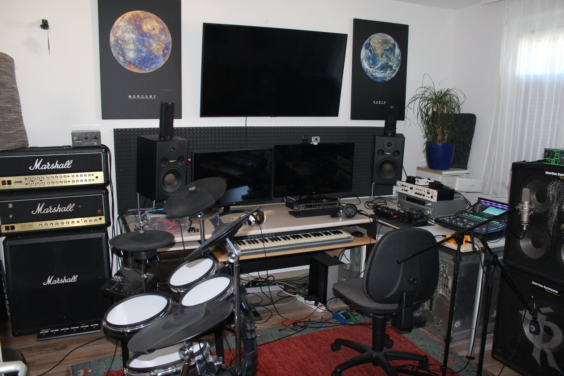 gray computer monitor