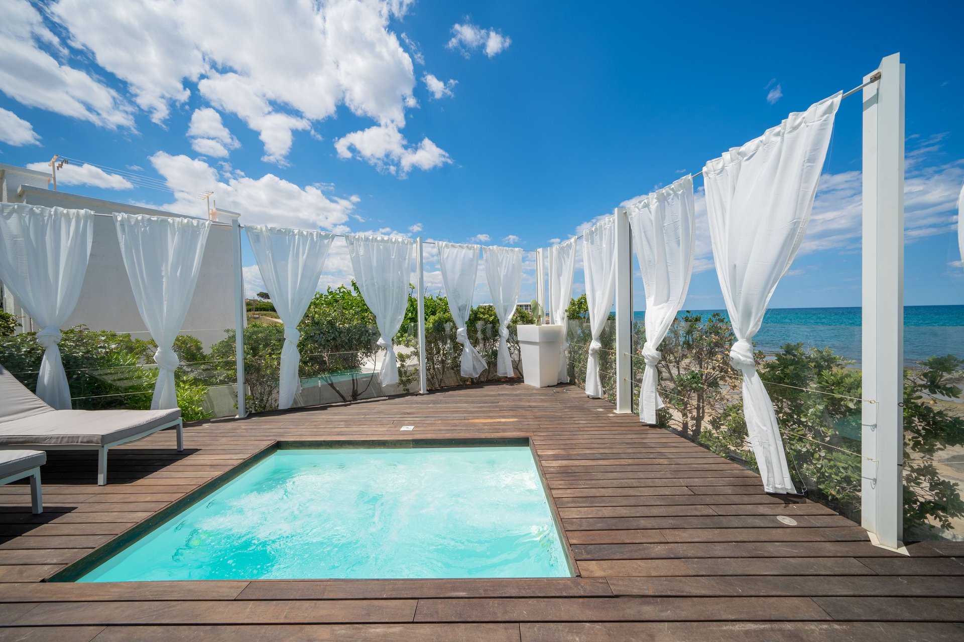 gray computer monitor