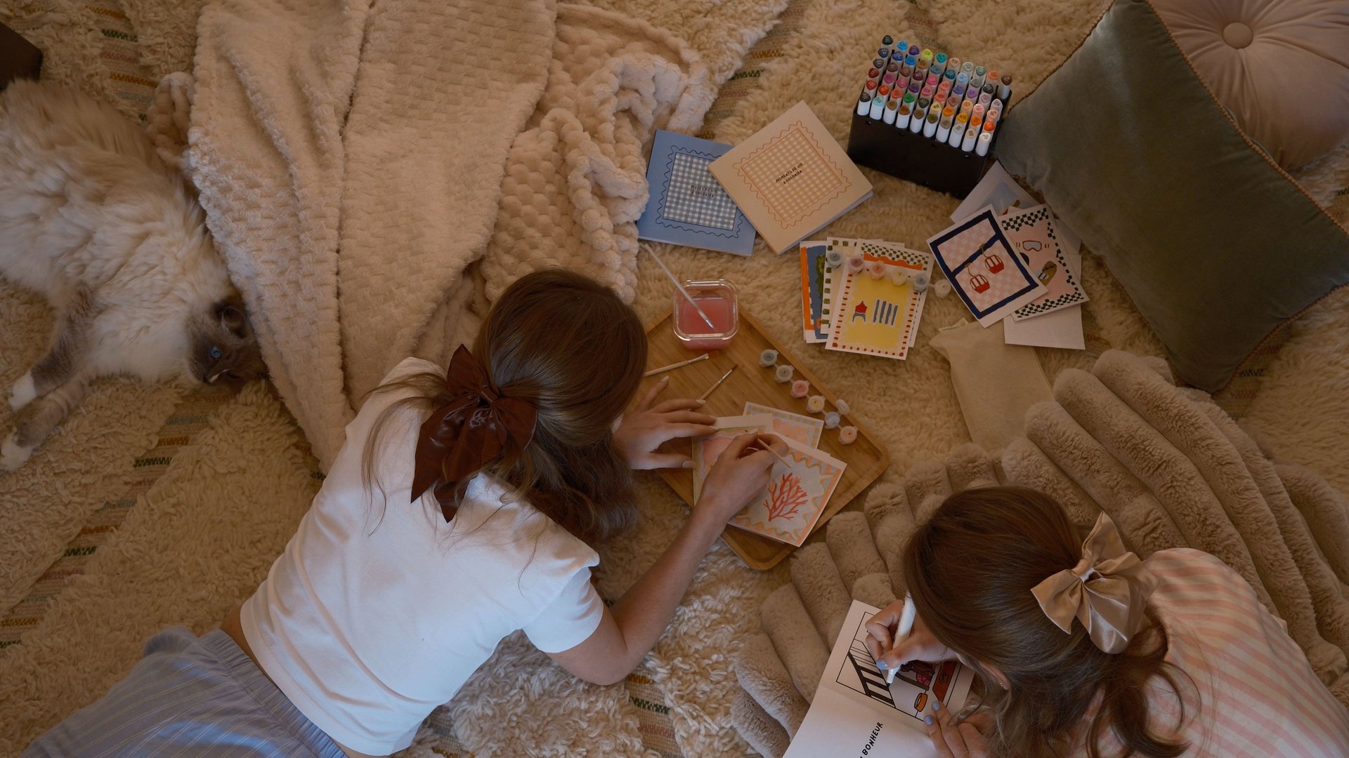 moment de détente créative avec peinture et cartes à décorer